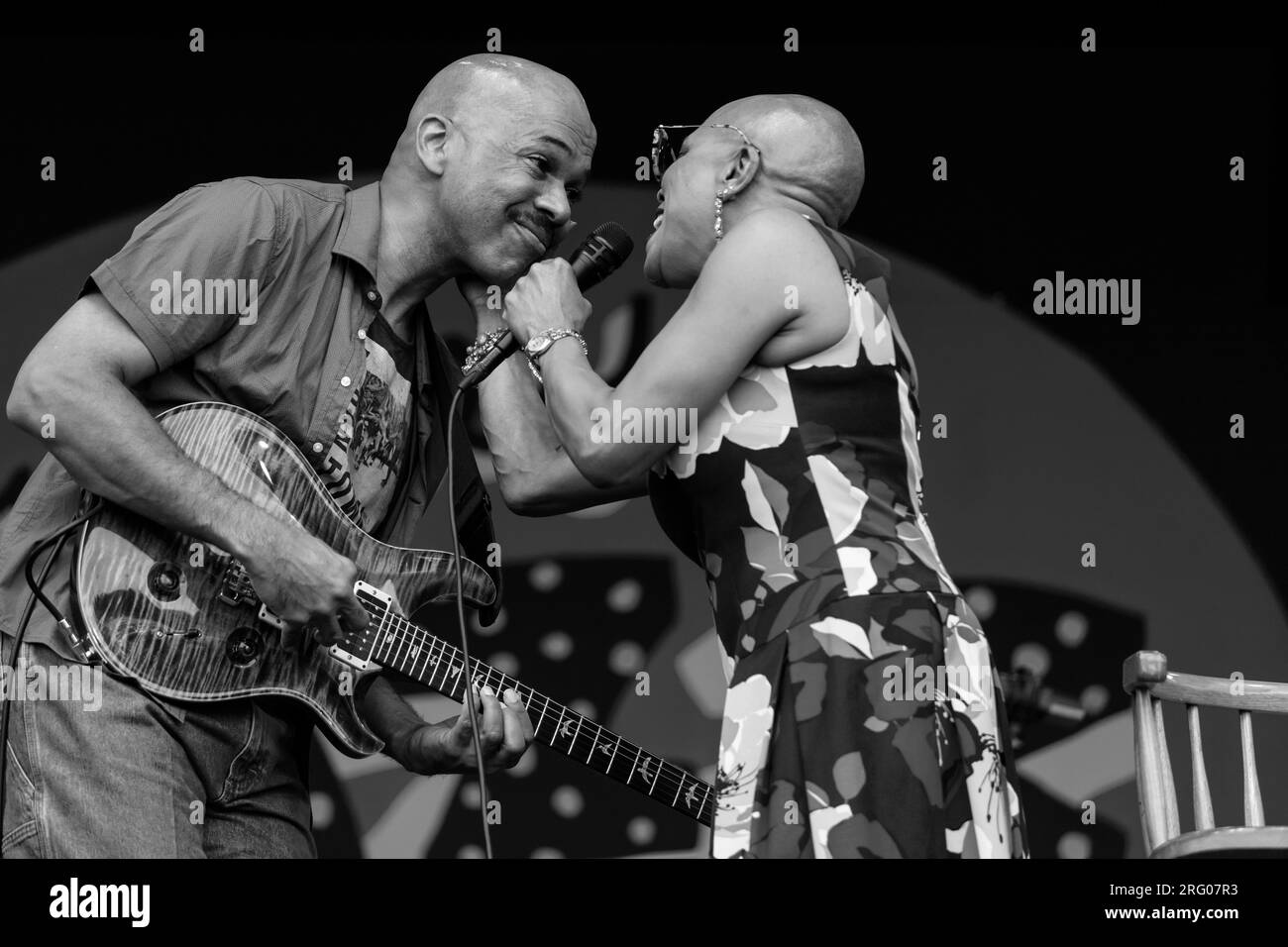 CHARLTON JOHNSON alla chitarra con DEE DEE BRIDGEWATER che canta con la sua nuova band MEMPHIS - MONTEREY JAZZ FESTIVAL, CALIFORNIA Foto Stock