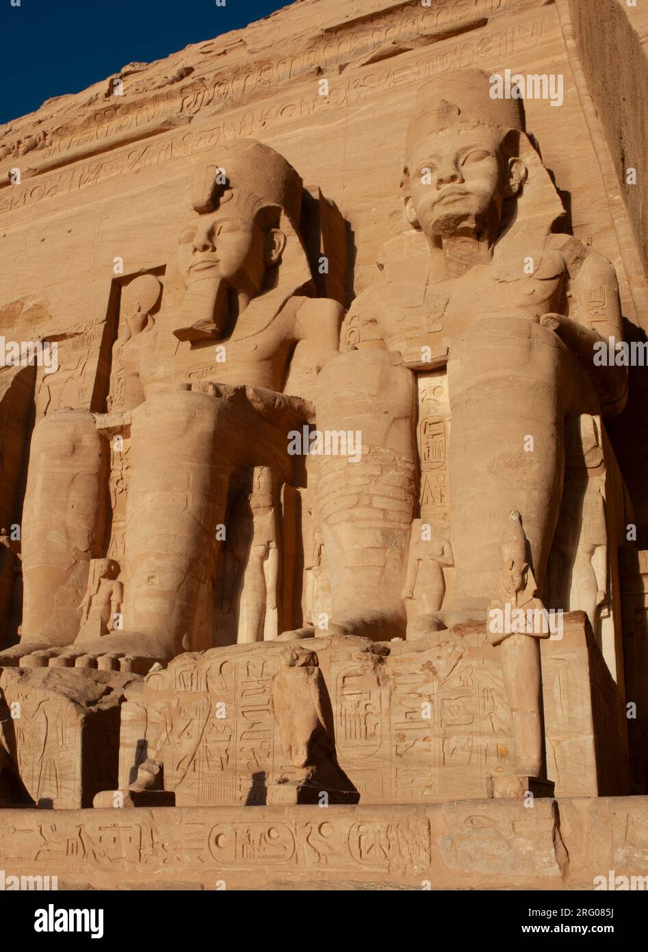 Africa, Egitto, Assuan. Il grande Tempio di Ramses II nel villaggio di Abu Simbel. Foto Stock