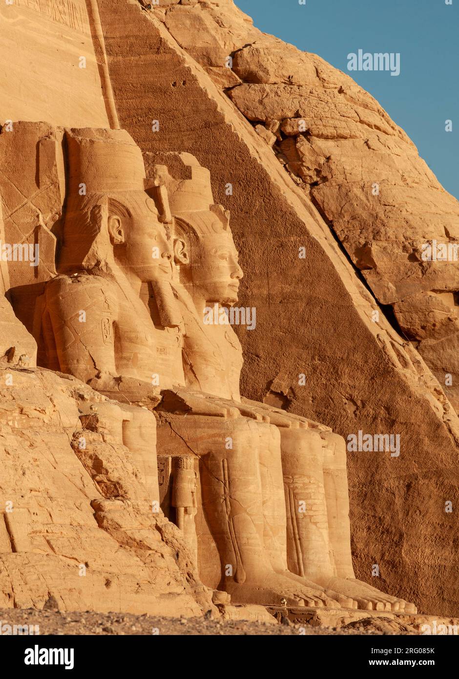 Africa, Egitto, Assuan. Il grande Tempio di Ramses II nel villaggio di Abu Simbel. Foto Stock
