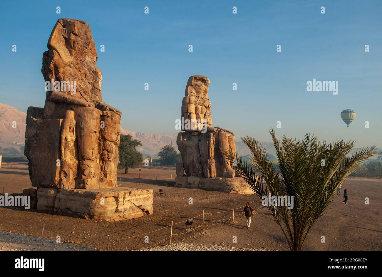 Africa, Egitto, Luxor. Viaggio in mongolfiera sulla Valle dei Re all'alba. Foto Stock