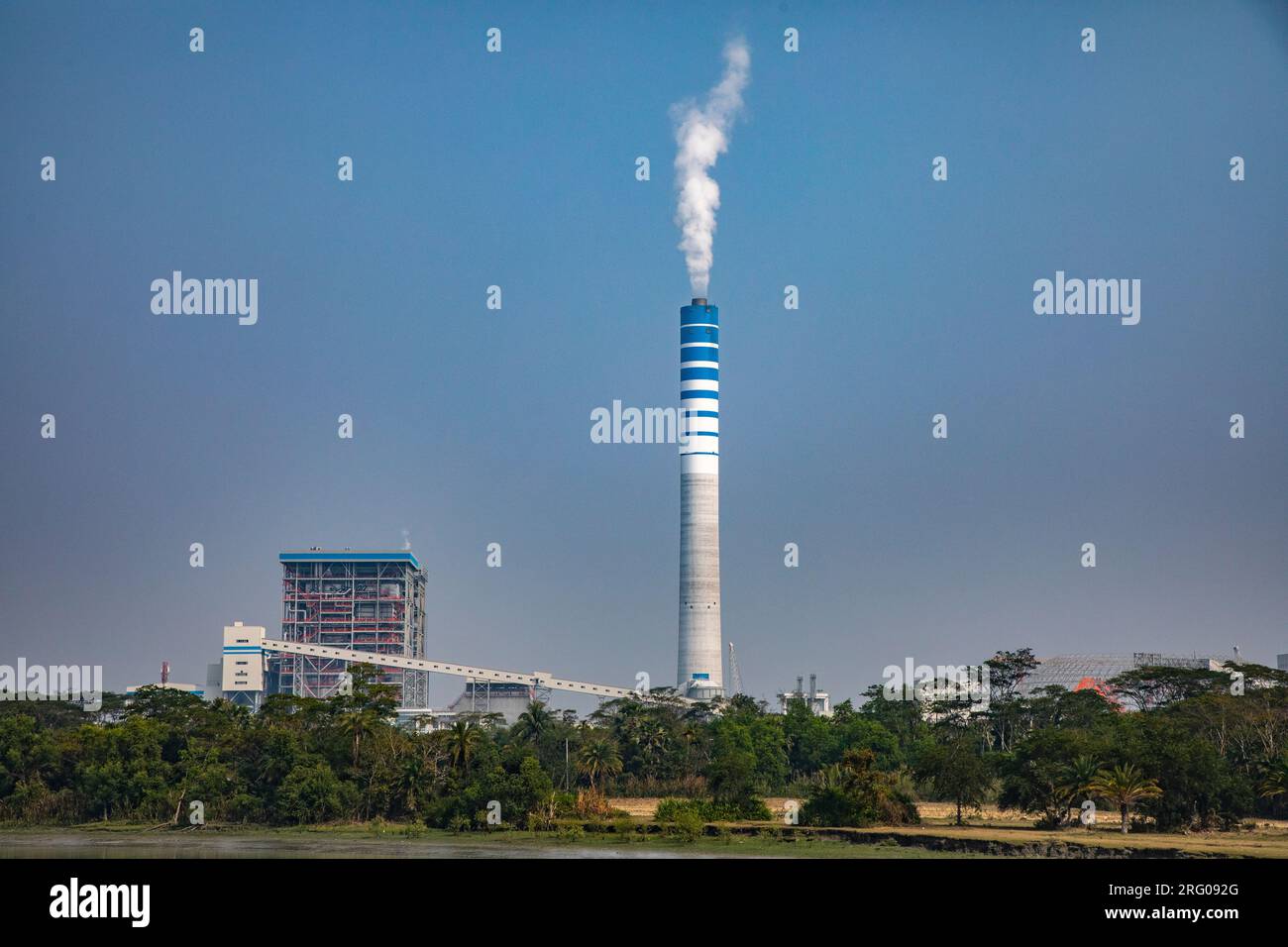 La centrale termica Payra da 1320 MW è una centrale elettrica a carbone da 1.320 megawatt costruita a Kalapara Upazila, nel distretto di Patuakhali, nella parte meridionale di Bangla Foto Stock