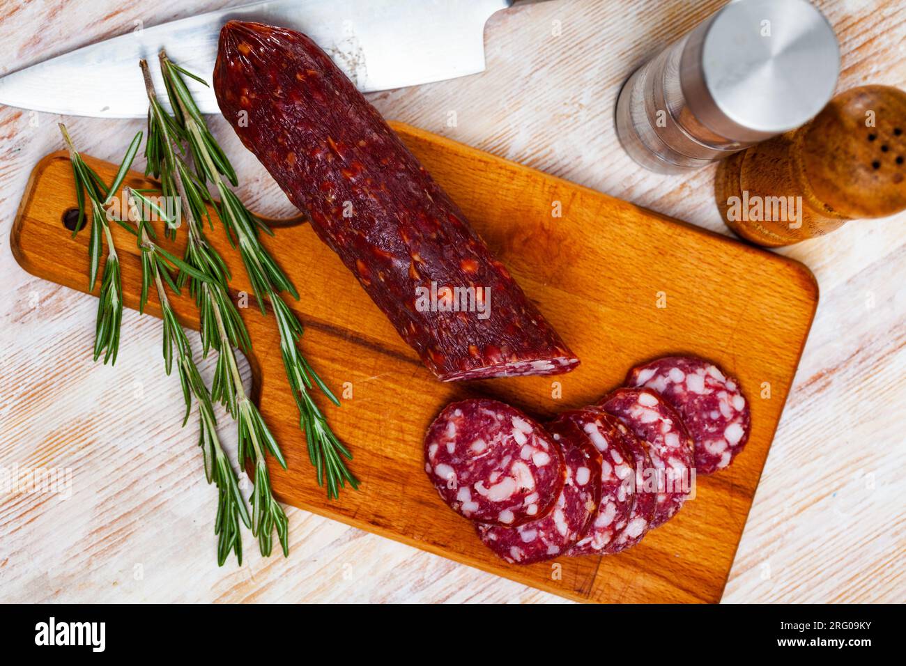 Gustoso salsiccia semi-secca di Braunschweig con rosmarino Foto Stock