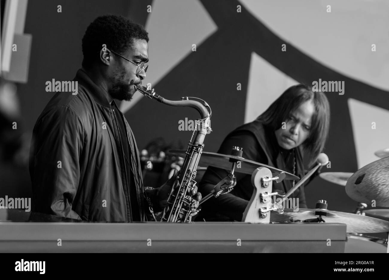 Moran Guerin ha suonato sassofono con TERRI LYNE CARRINGTON + SCIENZE SOCIALI suonando batteria con il suo gruppo al Monterey Jazz Festival 2021 Foto Stock