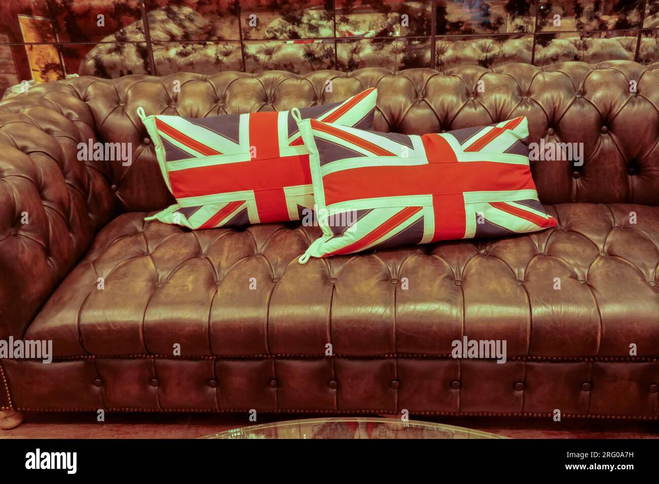 Cuscini British Union Flag su divano in pelle Foto Stock
