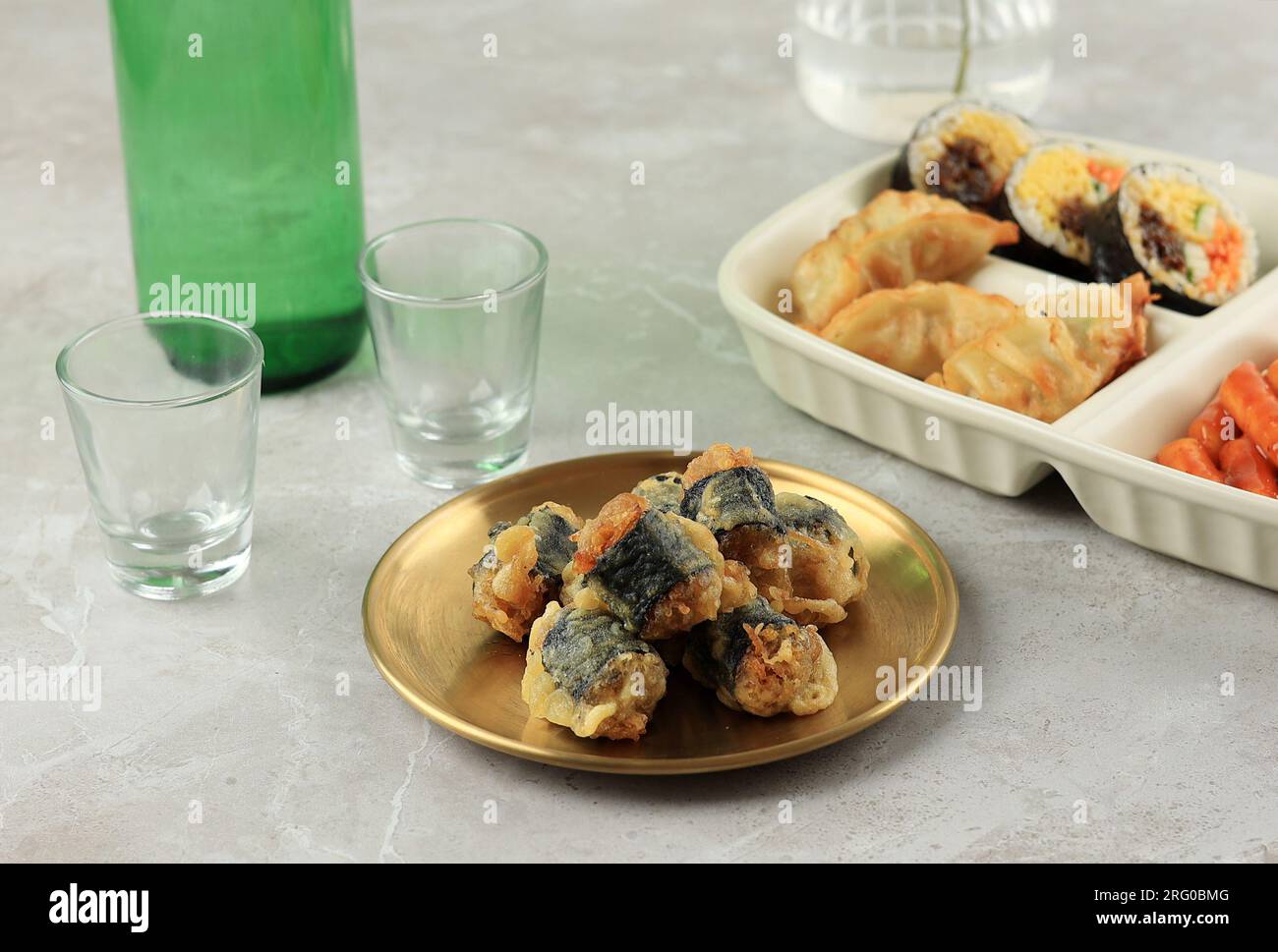 Gimmari, snack fritti coreani Tempura in rotolo di alghe marine Foto Stock