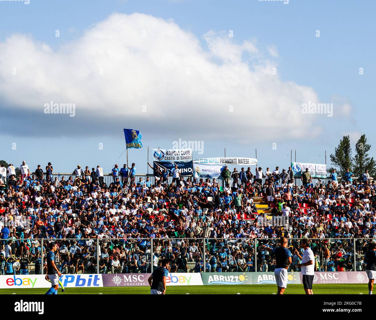 6 agosto 2023, Castel di Sangro, abruzzo, ITALIA: 06/08/2023 Castel di Sangro (Aq), Stadio Teofilo Patini, partita di calcio valida per una partita amichevole pre-stagionale serie A 2023/24 tra SSC Napoli vs FCA Augsburg.nella foto: Supporters Naples (Credit Image: © Fabio Sasso/ZUMA Press Wire) SOLO EDITORIALE! Non per USO commerciale! Foto Stock