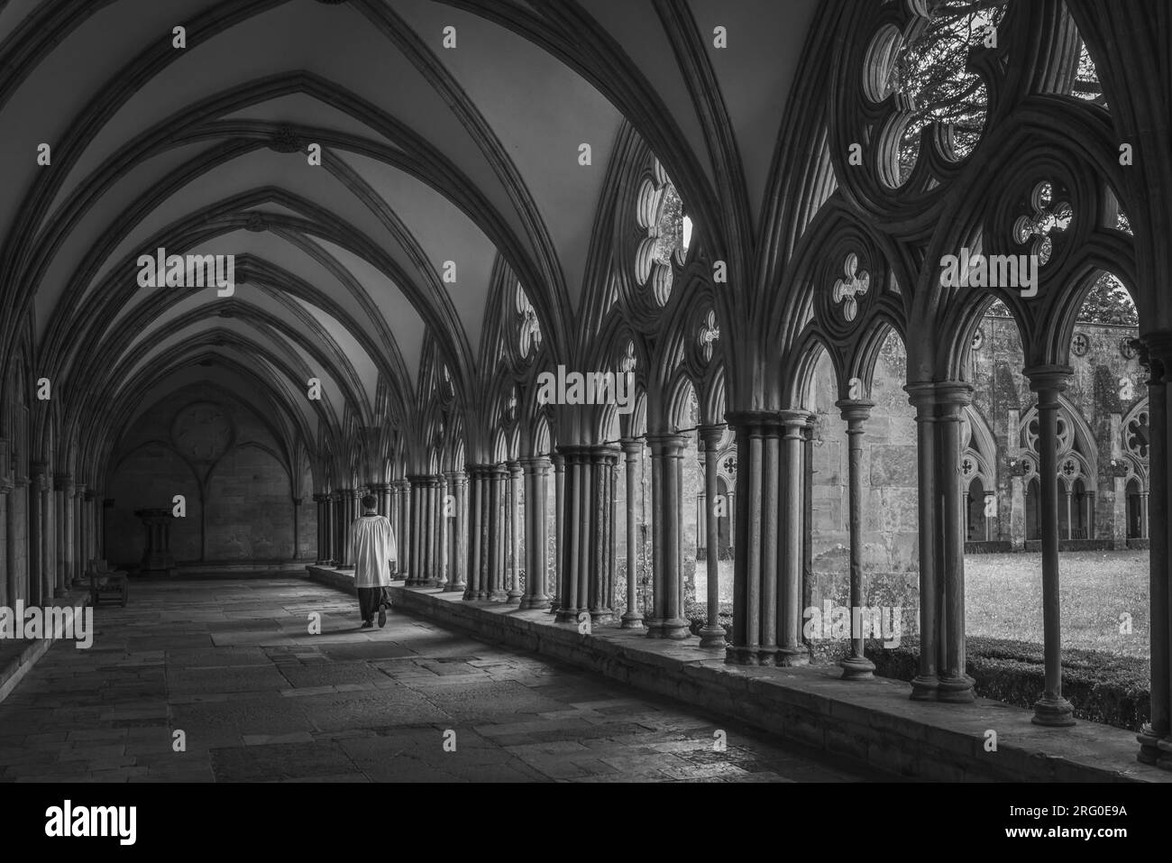 Bianco e nero della galleria del chiostro della cattedrale di Salisbury, la più grande del Regno Unito, Salisbury, Wiltshire, Inghilterra, Regno Unito Foto Stock