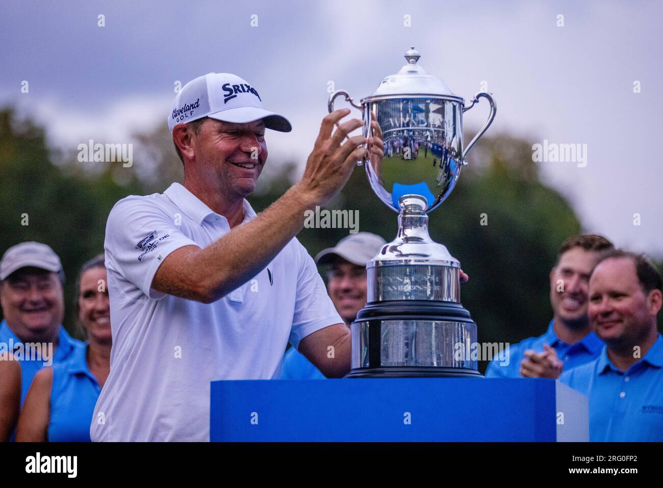 6 agosto 2023: Lucas Glover con la Sam Snead Cup dopo aver vinto il Wyndham Championship 2023 al Sedgefield Country Club di Greensboro, NC. Scott Kinser/CSM Foto Stock