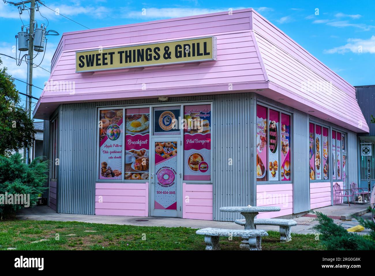 Metairie, LOUISIANA, USA - 22 LUGLIO 2023: Vista completa del Sweet Things and Grill sul Veterans Memorial Boulevard nella periferia di New Orleans Foto Stock