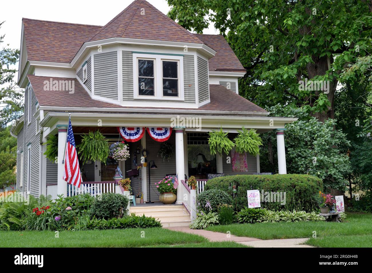 Wheaton, Illinois, USA. Una vecchia casa signorile, ben tenuta, decorata appositamente per le festività americane del 4 luglio. Foto Stock