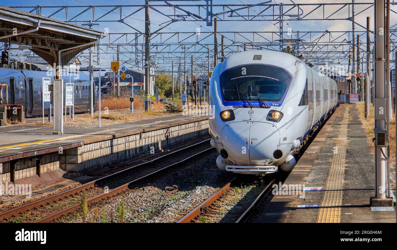 Saga, Giappone - Novembre 28 2022: La 885 operò su servizi espressi limitati dalla Kyushu Railway Company. Il treno viene utilizzato sul tragitto tra Taipei e H. Foto Stock