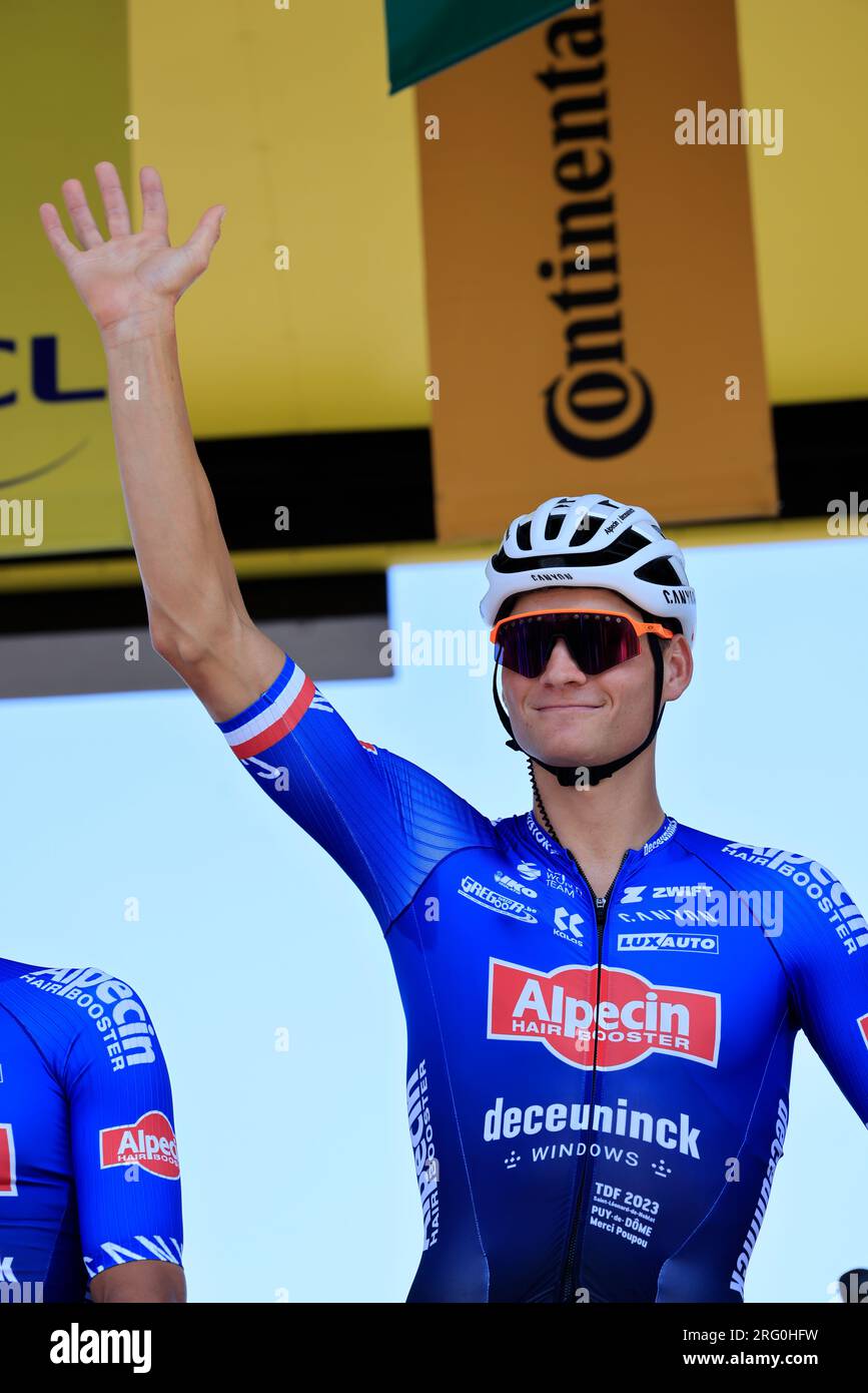 Mathieu Van der Poel avant le départ de la 9ème étape du Tour de France le 9 juillet 2023 à Saint-Léonard-de-Noblat cité de Son Grand-père Raymond Pou Foto Stock