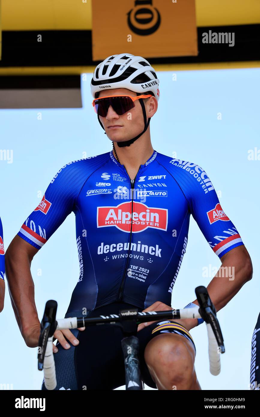 Mathieu Van der Poel avant le départ de la 9ème étape du Tour de France le 9 juillet 2023 à Saint-Léonard-de-Noblat cité de Son Grand-père Raymond Pou Foto Stock