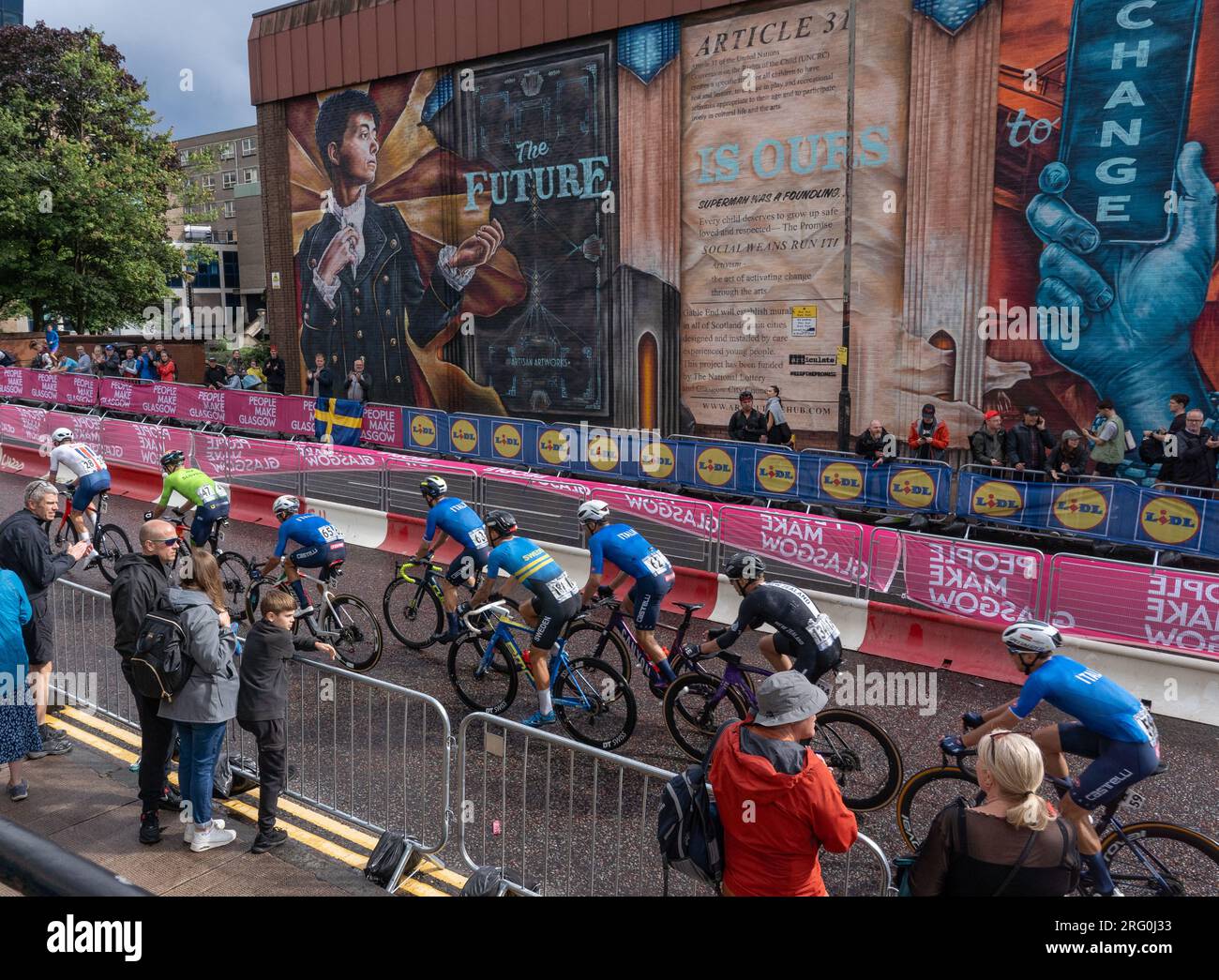 Glasgow, Scozia, Regno Unito. 6 agosto 2023. Campionati del mondo UCI - Mathieu van der Poel vince la gara su strada Elite maschile da Edimburgo a Glasgow terminando con 10 giri del circuito del centro città. Credit R.Gass/Alamy Live News Foto Stock