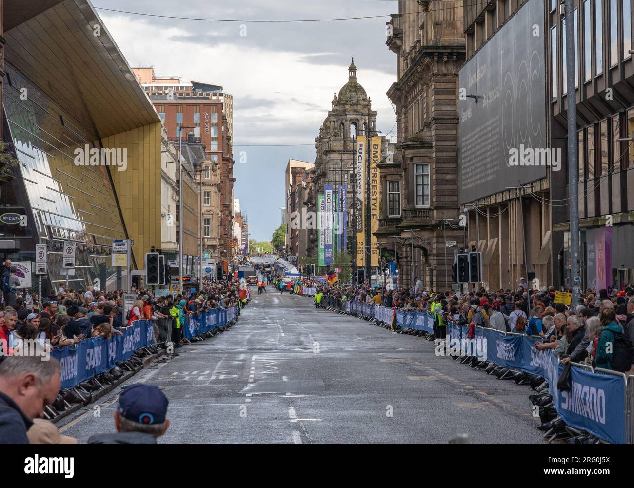 Glasgow, Scozia, Regno Unito. 6 agosto 2023. Campionati del mondo UCI - Mathieu van der Poel vince la gara su strada Elite maschile da Edimburgo a Glasgow terminando con 10 giri del circuito del centro città. Credit R.Gass/Alamy Live News Foto Stock