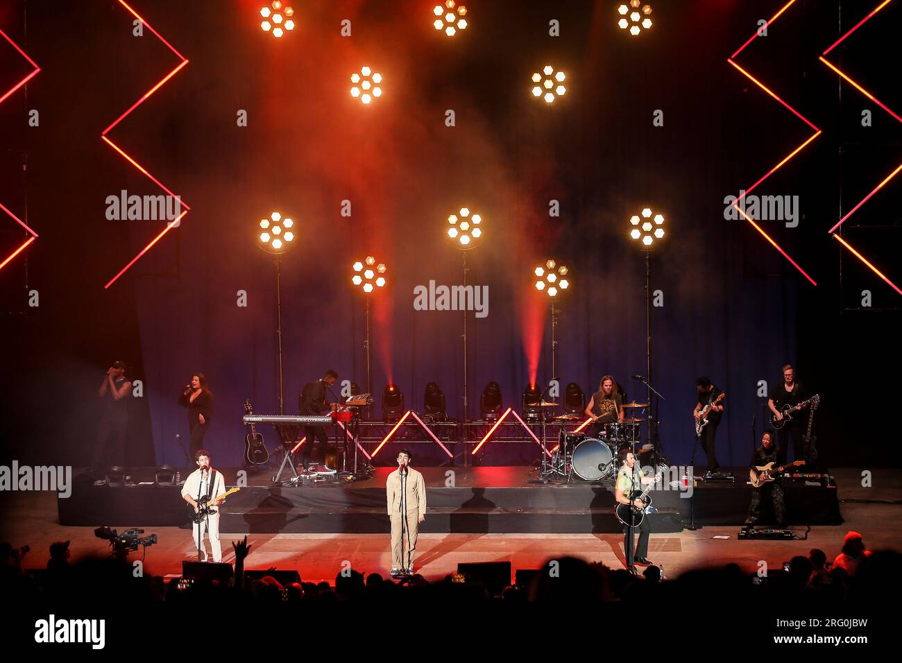 Joe Jonas, Nick Jonas e Kevin Jonas dei Jonas Brothers si esibiscono durante il 2023 Wild 94.9's WAZZMATAZZ allo Shoreline Amphitheater il 4 agosto 2023 a Mountain View, California. Foto: Chris Victorio/imageSPACE/MediaPunch Foto Stock
