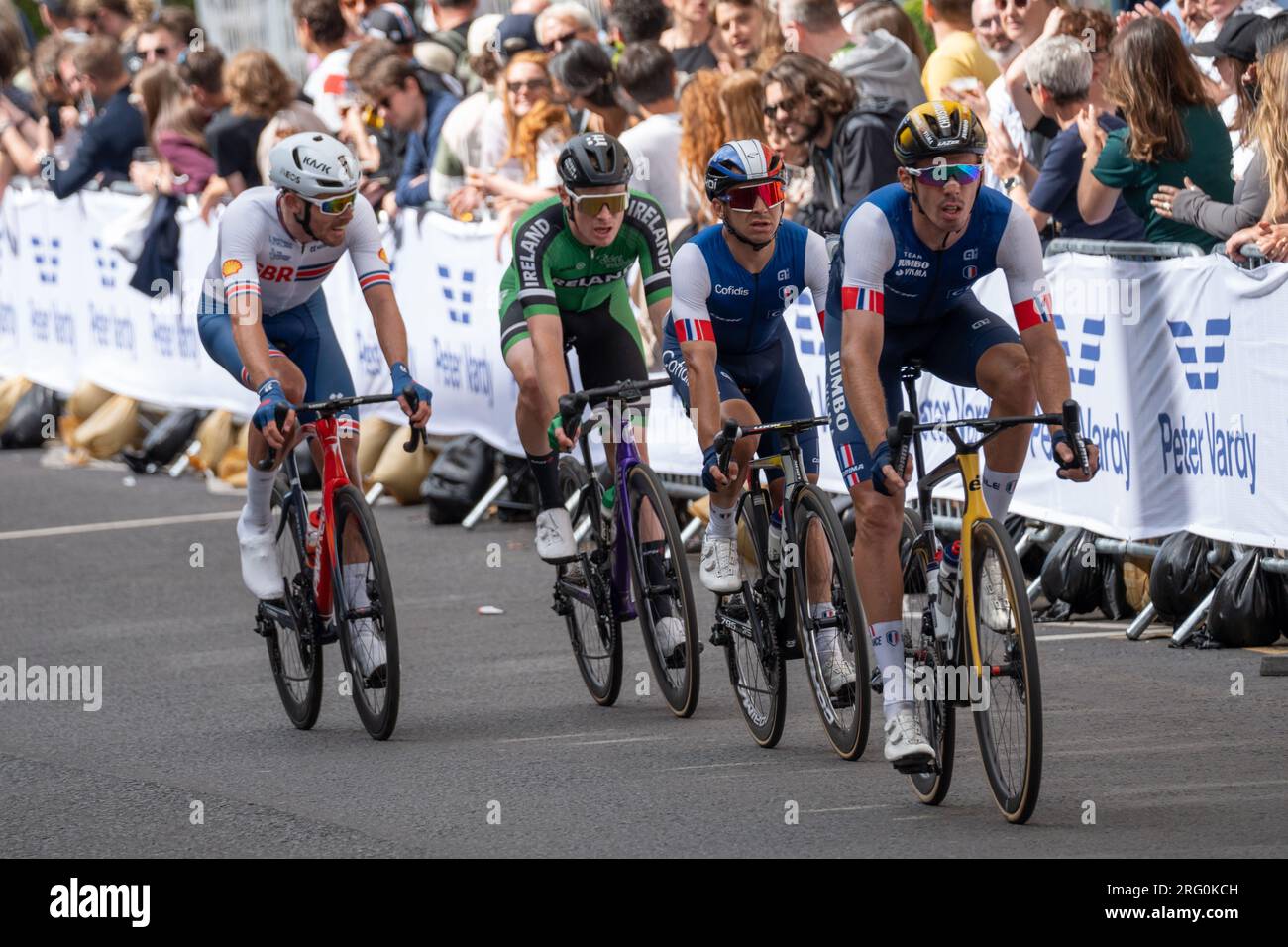 Glasgow, Scozia, Regno Unito. 6 agosto 2023. Campionati del mondo UCI - Mathieu van der Poel vince la gara su strada Elite maschile da Edimburgo a Glasgow terminando con 10 giri del circuito del centro città. Credit R.Gass/Alamy Live News Foto Stock