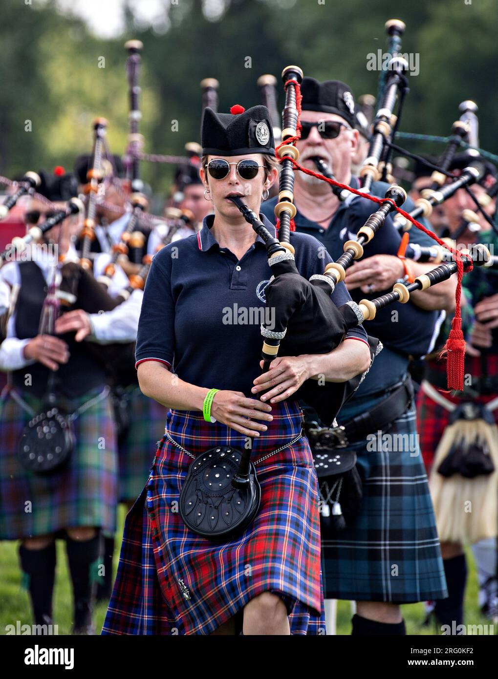 Montreal, Canada. 6 agosto 2023. La gente suona strumenti musicali tradizionali durante i Montréal Highland Games 2023 a Montreal, Canada, il 6 agosto 2023. I Montréal Highland Games 2023 si sono svolti qui domenica. Le partite, che si tengono annualmente durante le estati dal 1855, presentano eventi tradizionali scozzesi che includono pipe band, atleti e ballerini delle Highland. Crediti: Andrew Soong/Xinhua/Alamy Live News Foto Stock