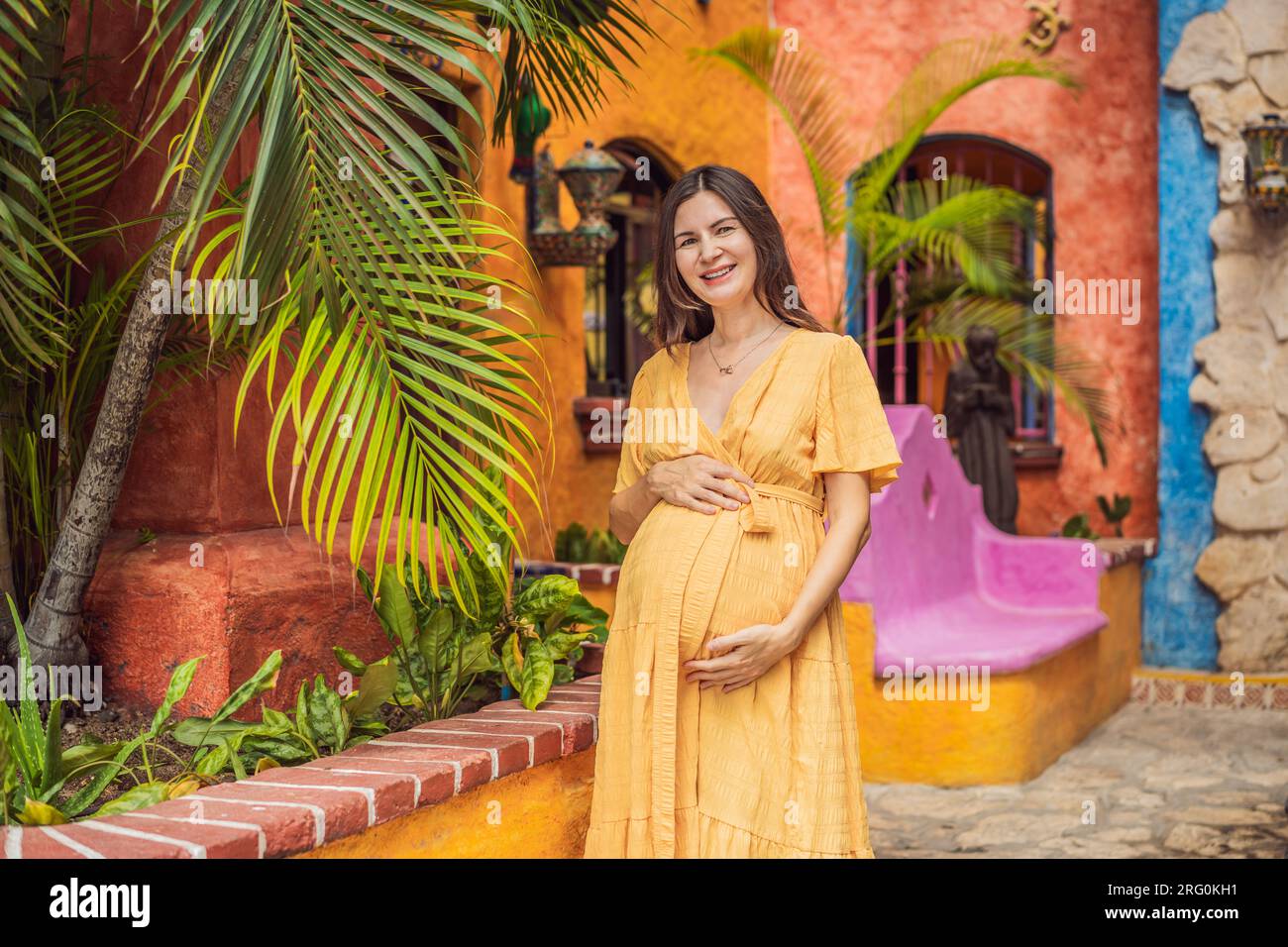 Una donna forte e resiliente di oltre 40 anni abbraccia la bellezza del parto in Messico, celebrando il viaggio della maternità con ricchezza culturale Foto Stock