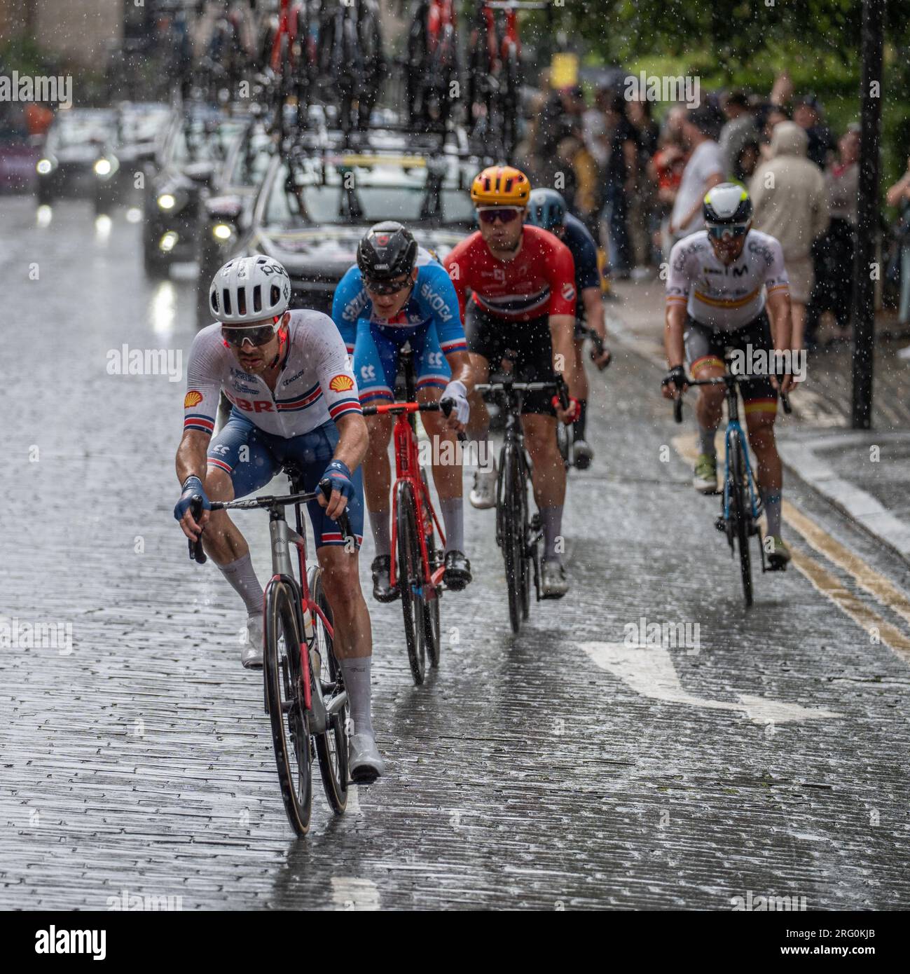 Glasgow, Scozia, Regno Unito. 6 agosto 2023. Campionati del mondo UCI - Mathieu van der Poel vince la gara su strada Elite maschile da Edimburgo a Glasgow terminando con 10 giri del circuito del centro città. Credit R.Gass/Alamy Live News Foto Stock