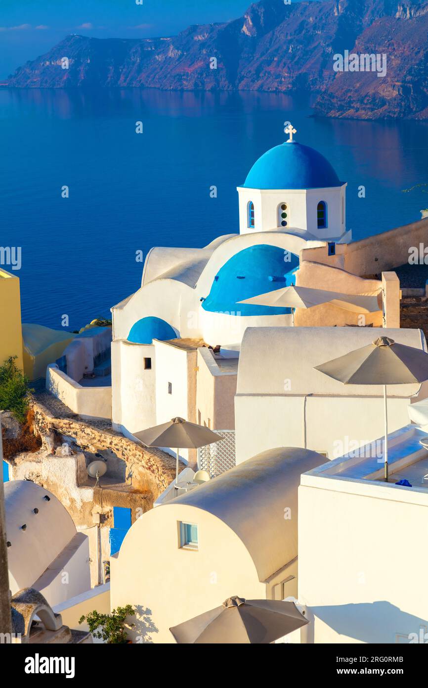 Santorini, Grecia. Architettura bianca e cupole blu di Santorini sullo sfondo del mare. Vacanze in Grecia, Santorini. Foto Stock