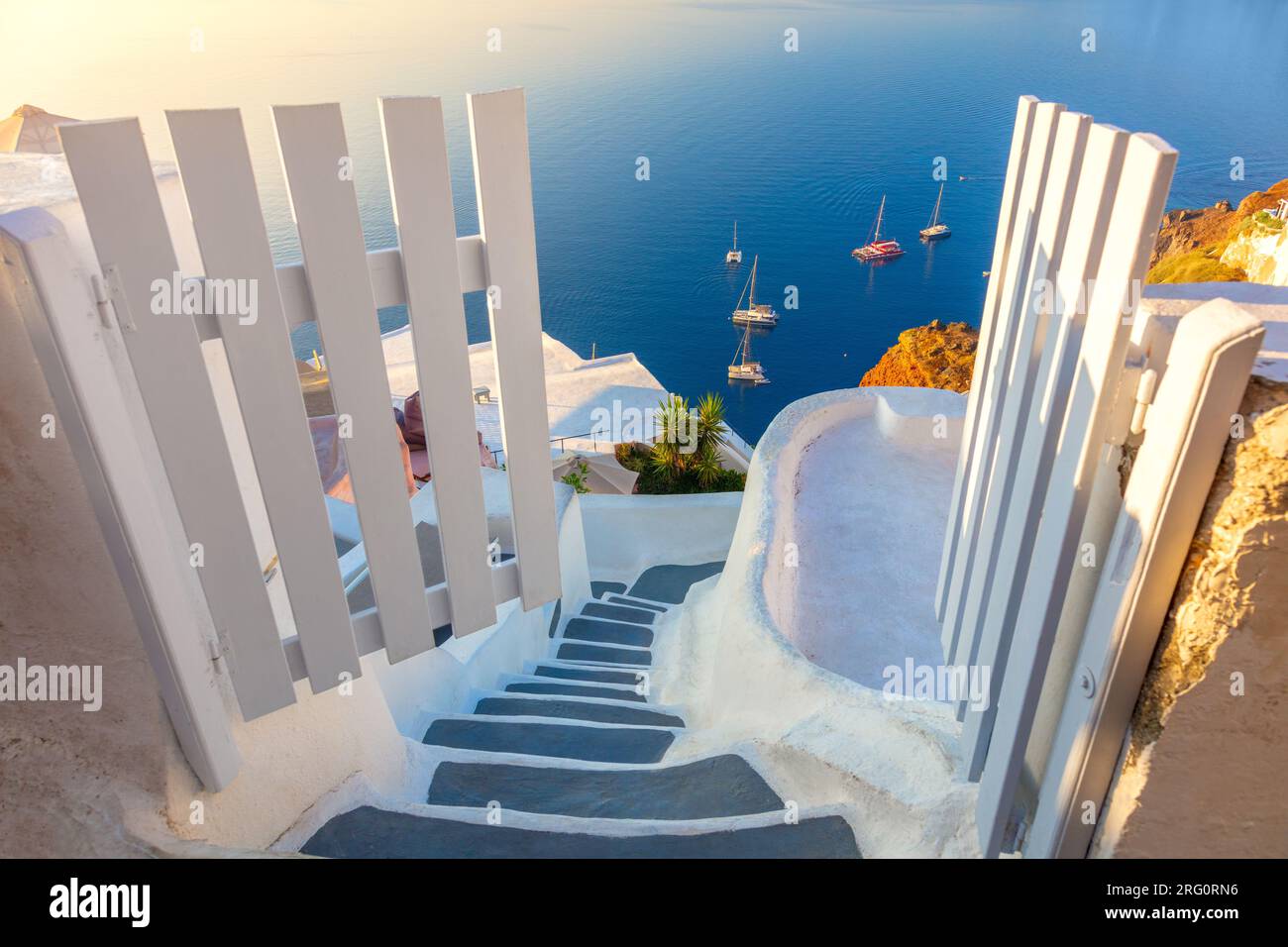 Incredibile porta in paradiso. Santorini, Grecia. Architettura bianca, porte aperte e gradini per il mare blu di Santorini. Vacanze in Grecia, Santorini. Foto Stock