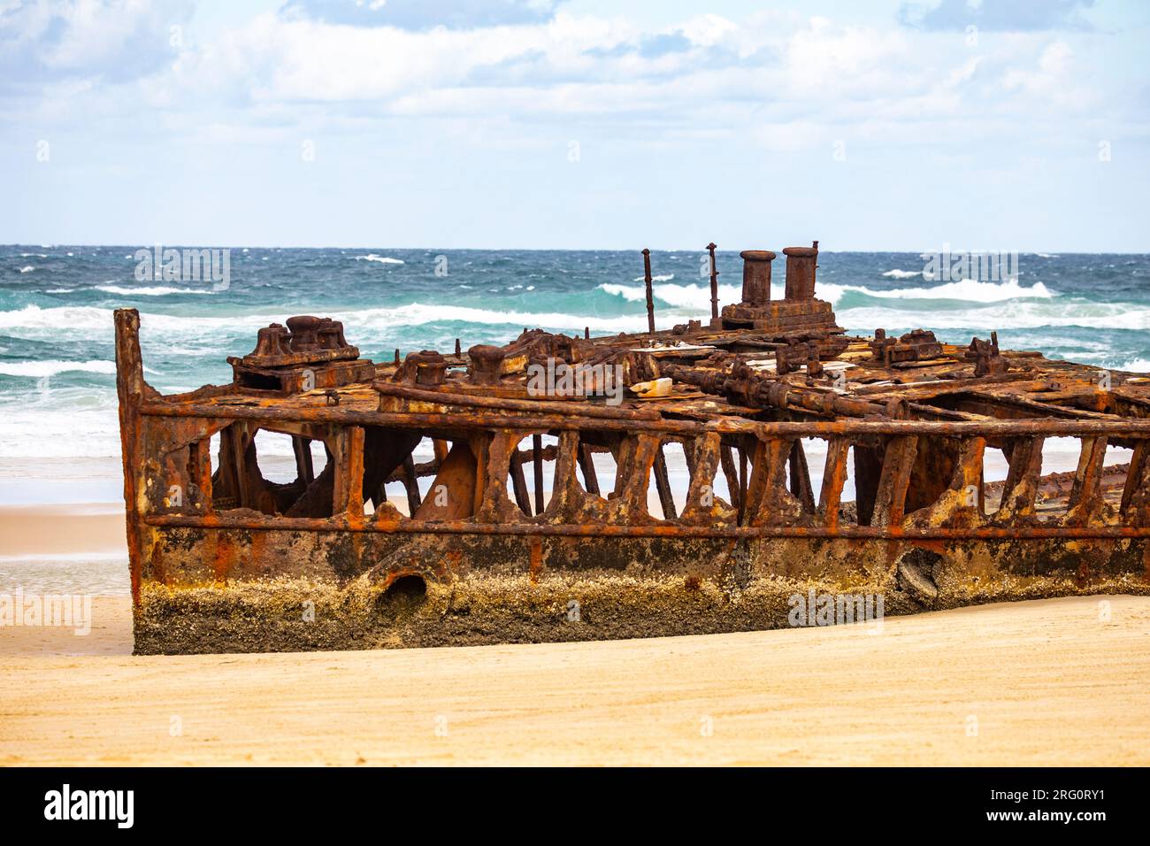 Naufragio del transatlantico SS Maven arrugginito sulla spiaggia di 75 km Fraser Island K'gari, Queensland, Australia Foto Stock