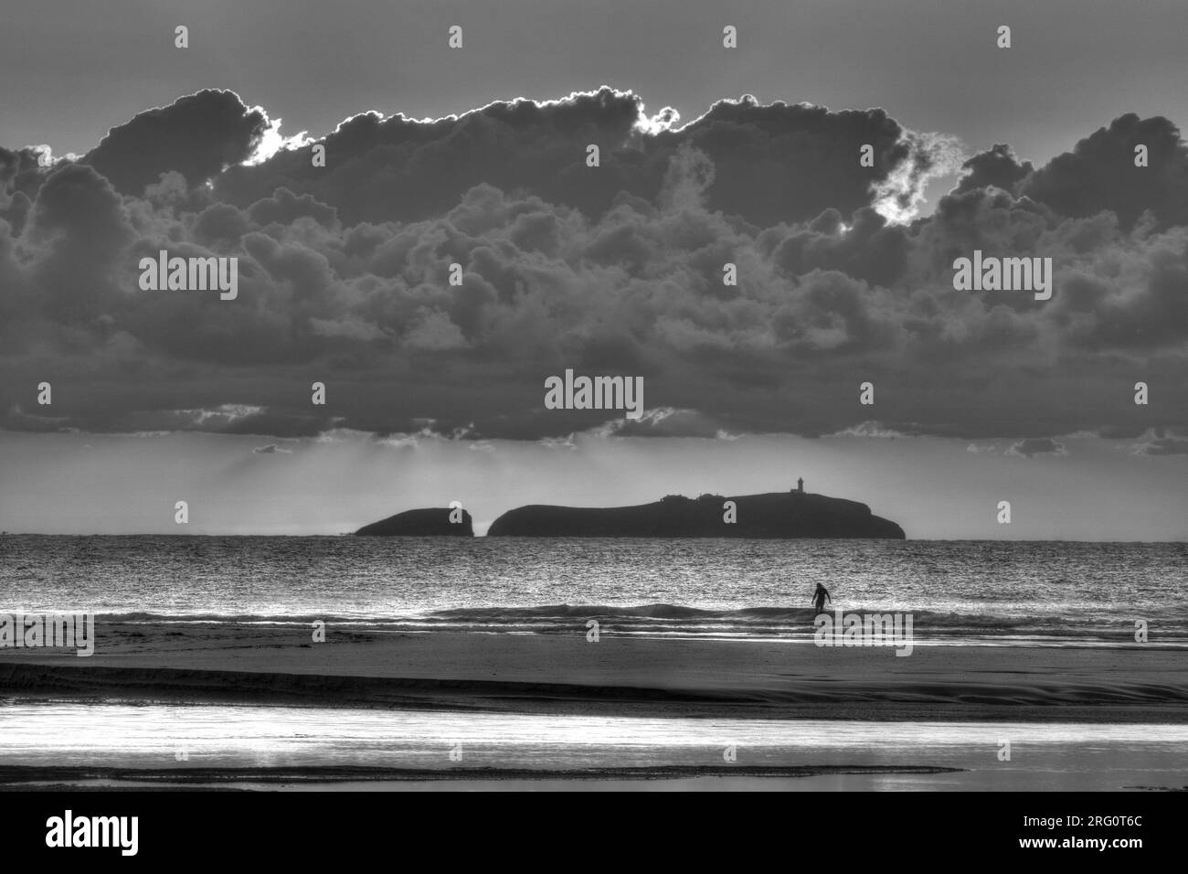 Vista all'alba dell'Isola solitaria del Sud e di Green Rock alla sua sinistra, da Moonee Beach, Coffs Harbour, New South Wales, Australia Foto Stock