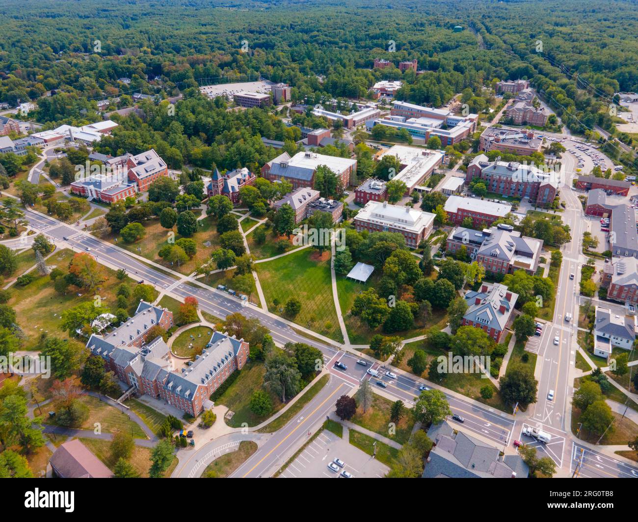 Vista aerea dell'Università del New Hampshire University of Durham campus, tra cui Thompson Hall a Main Lawn su Main Street nel centro storico di Durham, New H Foto Stock