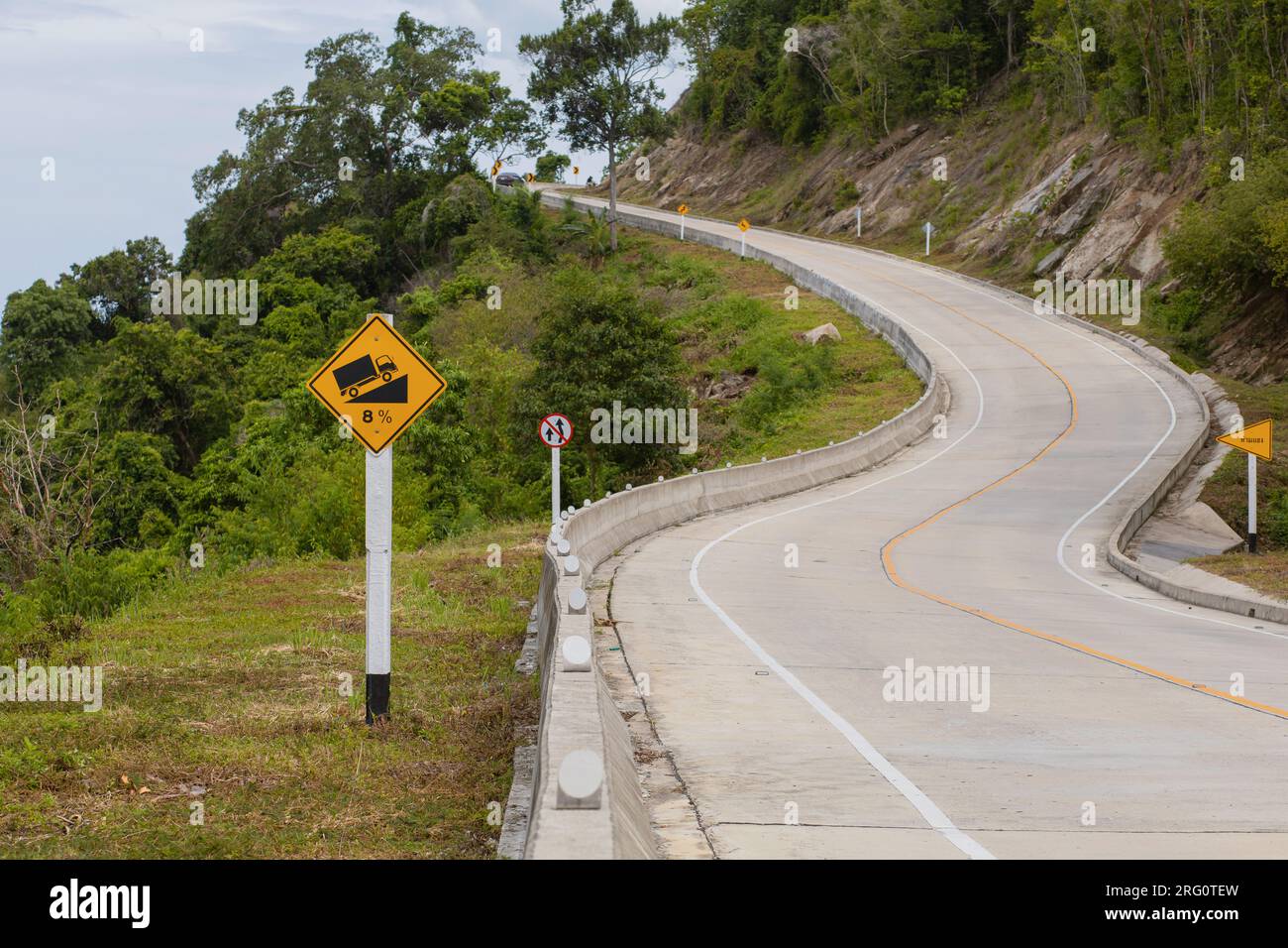 Un segnale segnaletico segnala che la pendenza e la curvatura della strada sono elevate. Foto Stock