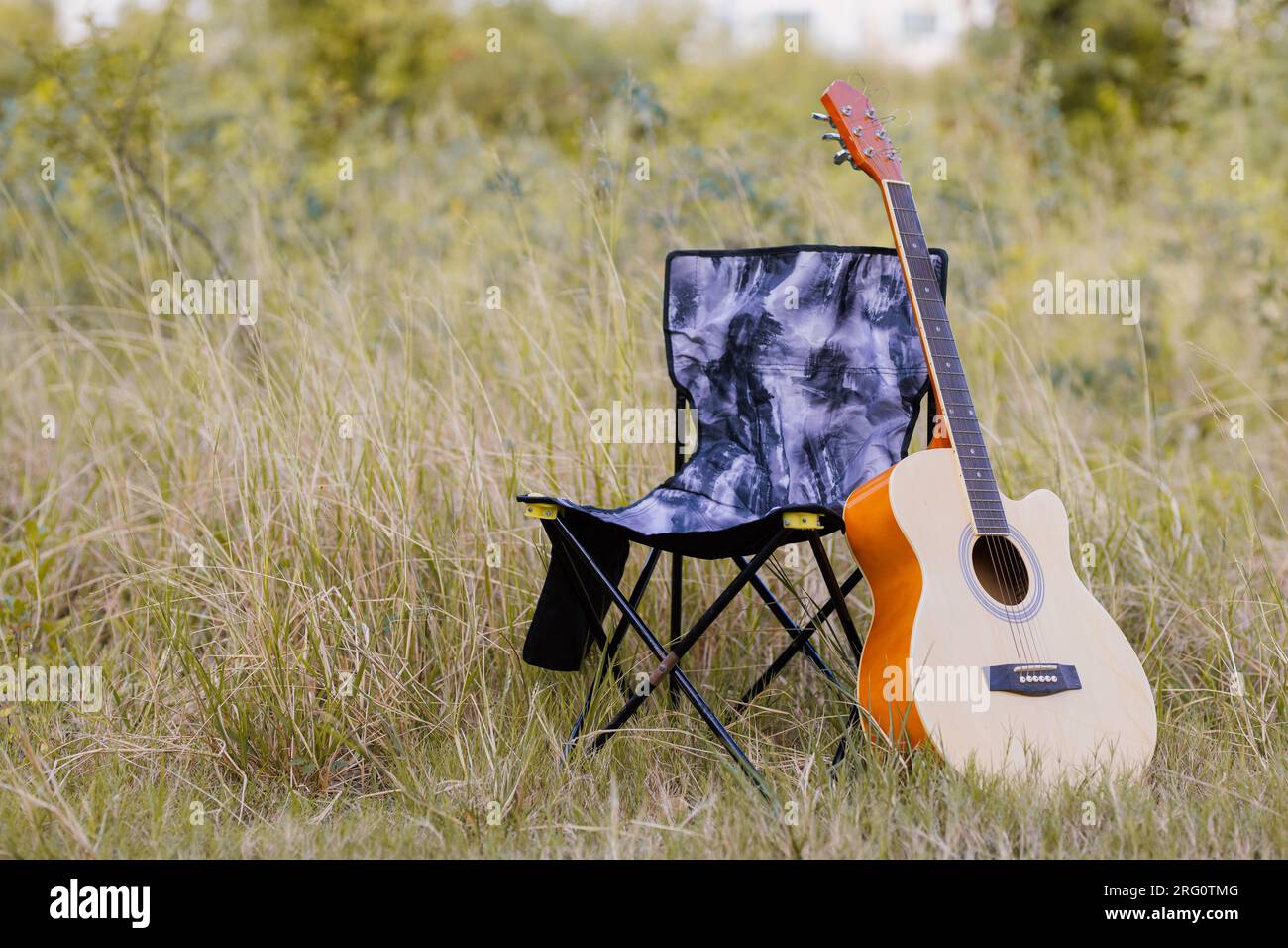 Chitarre, campeggio, come fornelli, sedie, nelle giornate di sole all'aperto. romantico hippie all'aperto Foto Stock
