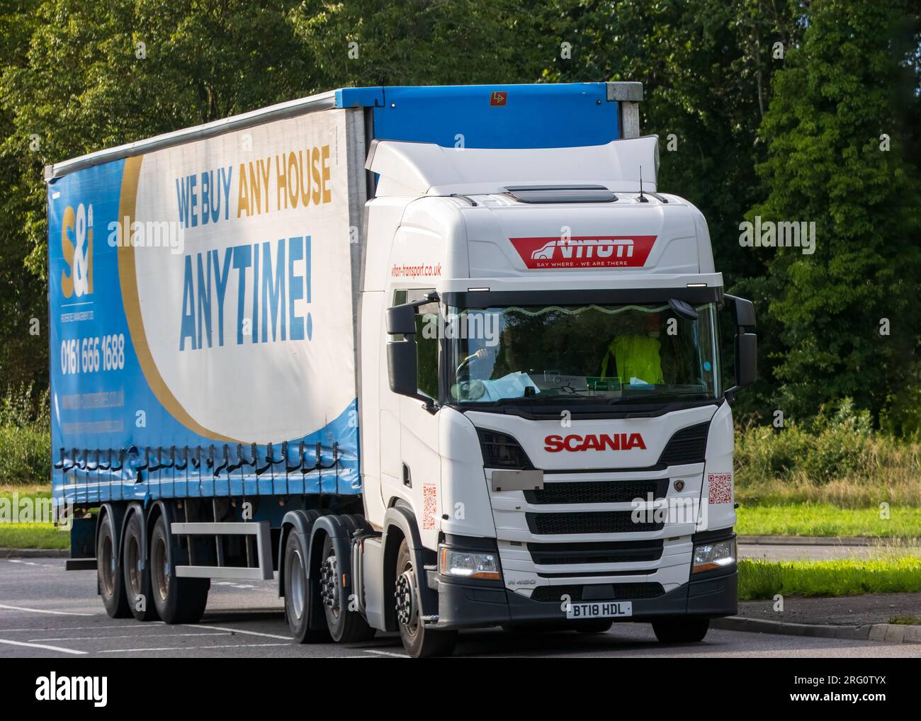 Milton Keynes, Regno Unito - 28 luglio 2023: 2018 Scania 3 assali + 3 artic truck che viaggia su una strada inglese Foto Stock
