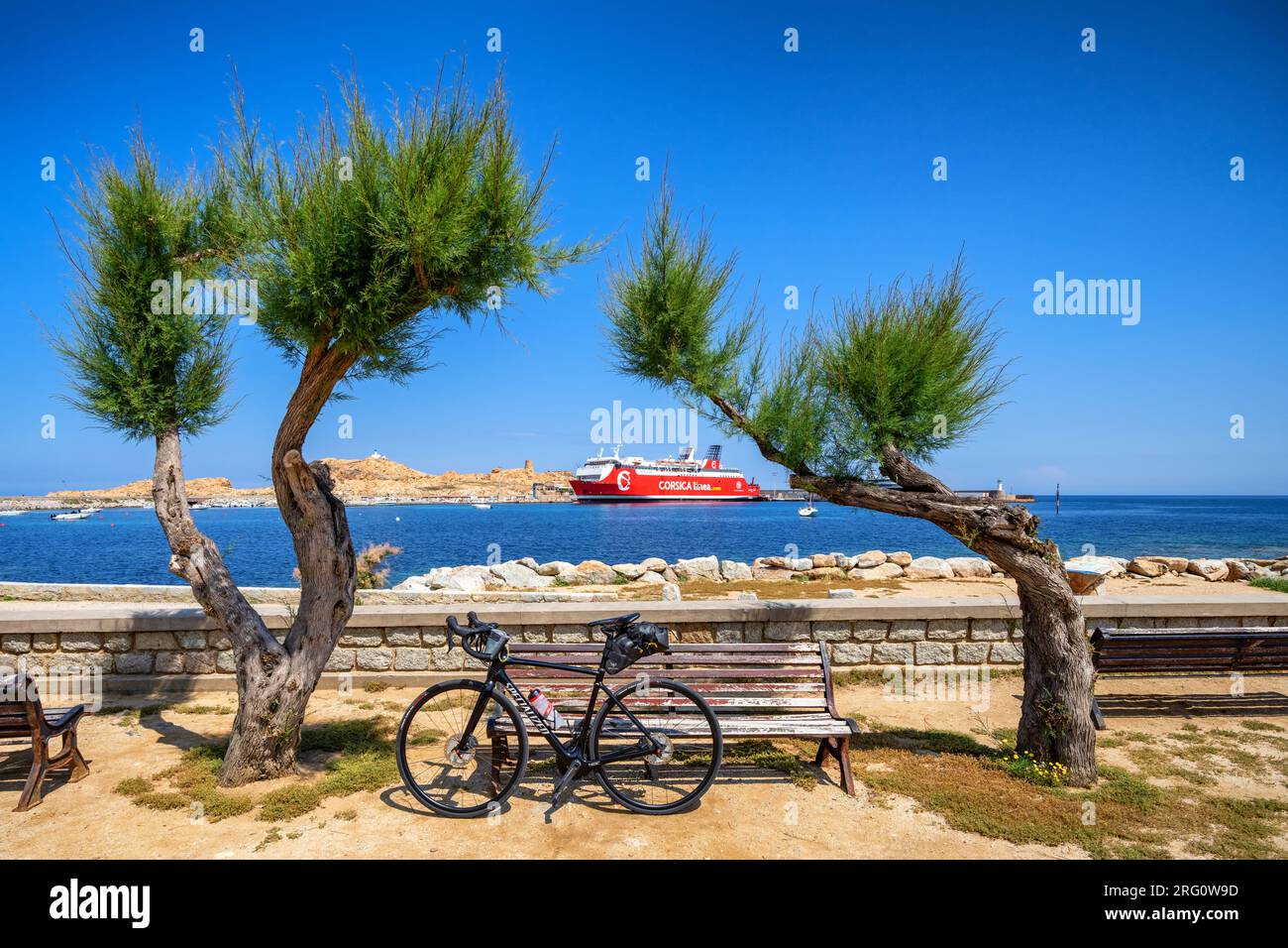 Sulla costa della città di l'Île-Rousse, isola della Corsica, Francia Foto Stock
