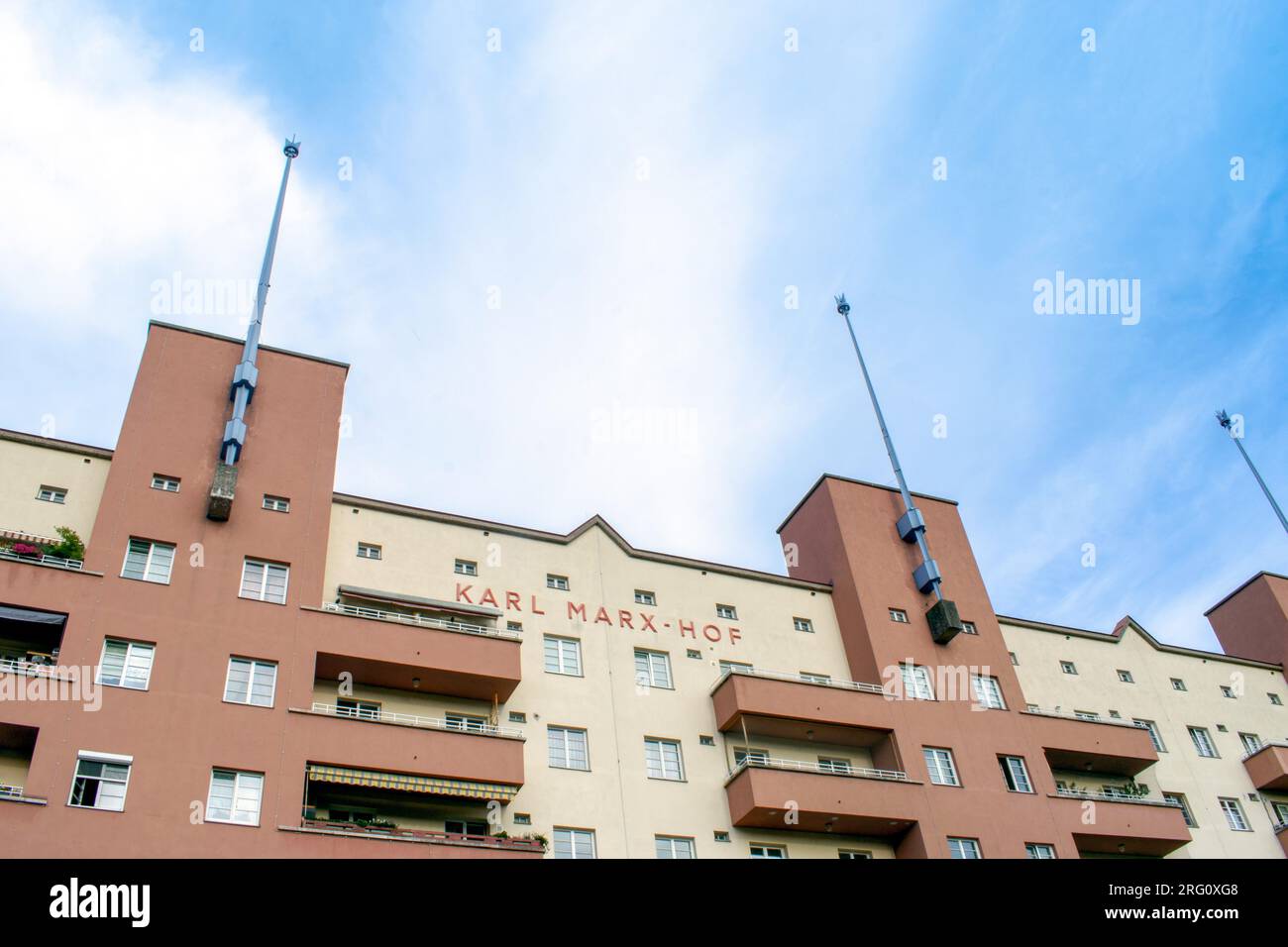 Vienna, Austria. 6 agosto 2023: Il complesso residenziale Karl Marx-Hof e gli edifici residenziali singoli più lunghi del mondo. Costruito tra il 1927 e il 1930. Foto Stock