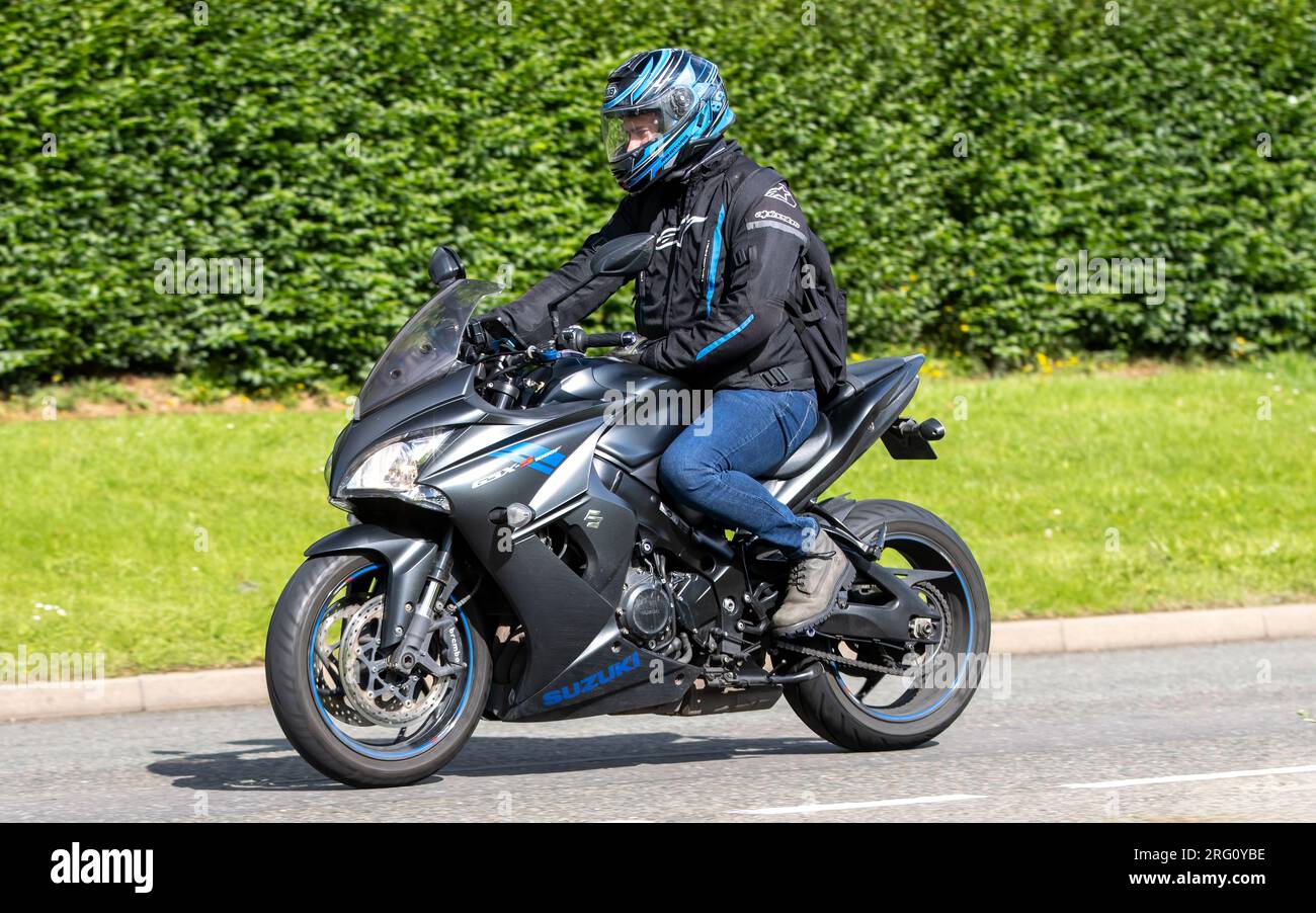 Whittlebury, Northants., UK - 6 agosto 2023. 2019 Suzuki GSXS 1000 moto Fzal9 in viaggio attraverso un villaggio inglese. Foto Stock