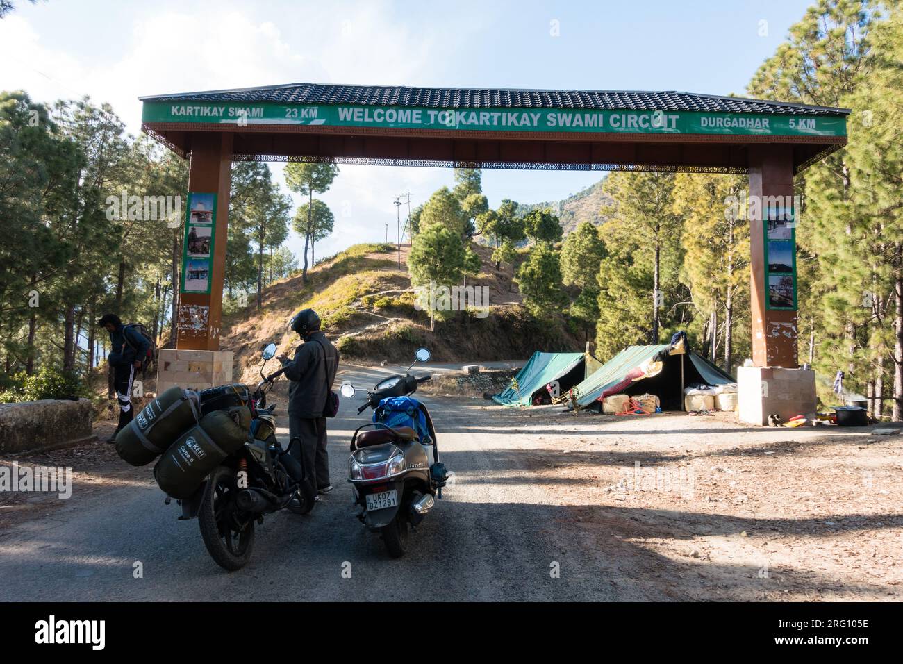 14 ottobre 2022, Uttarakhand India.'Adventure riders con bici caricate al Kartik Swami Temple Circuit, una destinazione turistica rurale a Rudraprayag, U Foto Stock