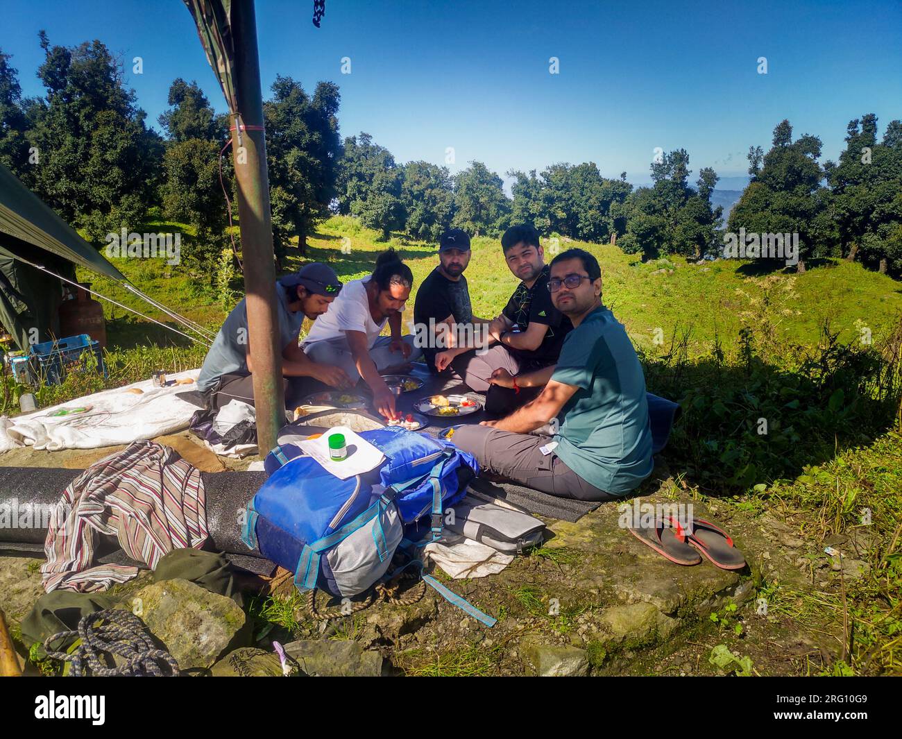 14 ottobre 2022, Uttarakhand India. I nostri amici potranno gustare la colazione sulle colline himalayane durante un weekend in campeggio a Uttarakhand, India. Memorabile Foto Stock