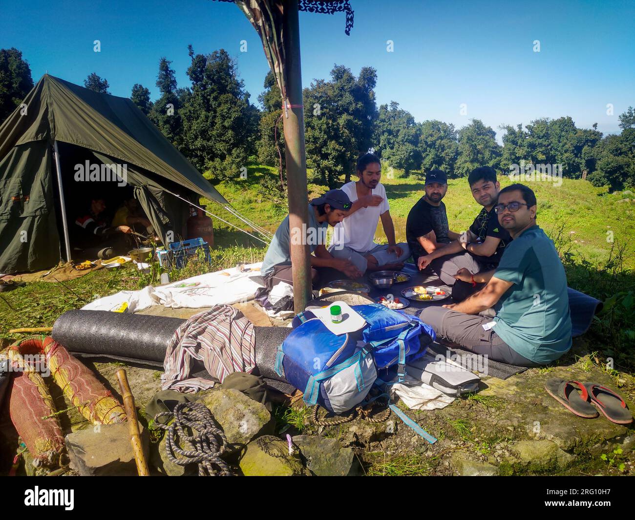 14 ottobre 2022, Uttarakhand India. I nostri amici potranno gustare la colazione sulle colline himalayane durante un weekend in campeggio a Uttarakhand, India. Memorabile Foto Stock