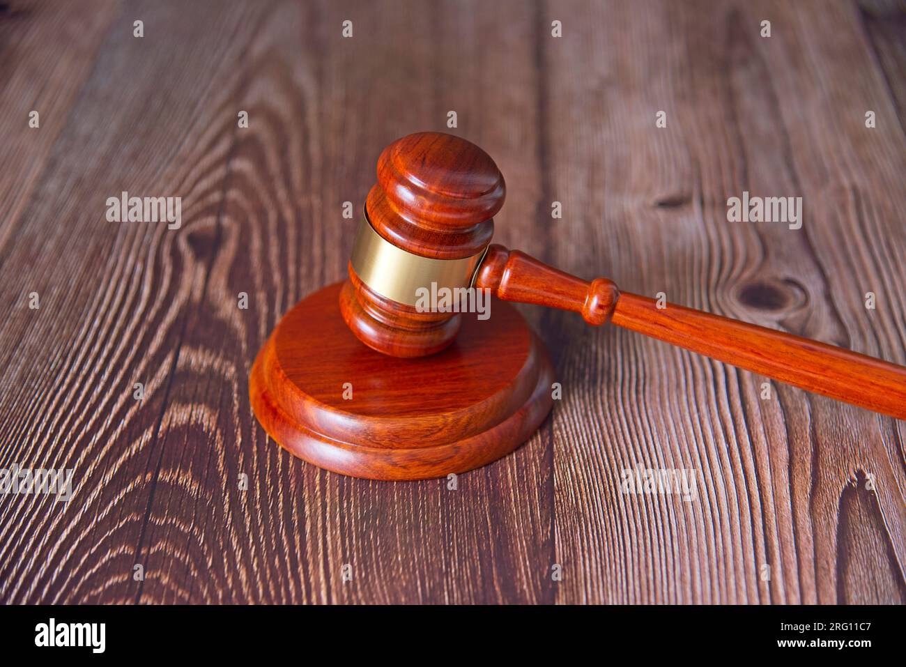 Un giudice di corte martellano su un tavolo di legno. Concetto di decisioni, sentenze e tribunali. Spazio copia Foto Stock