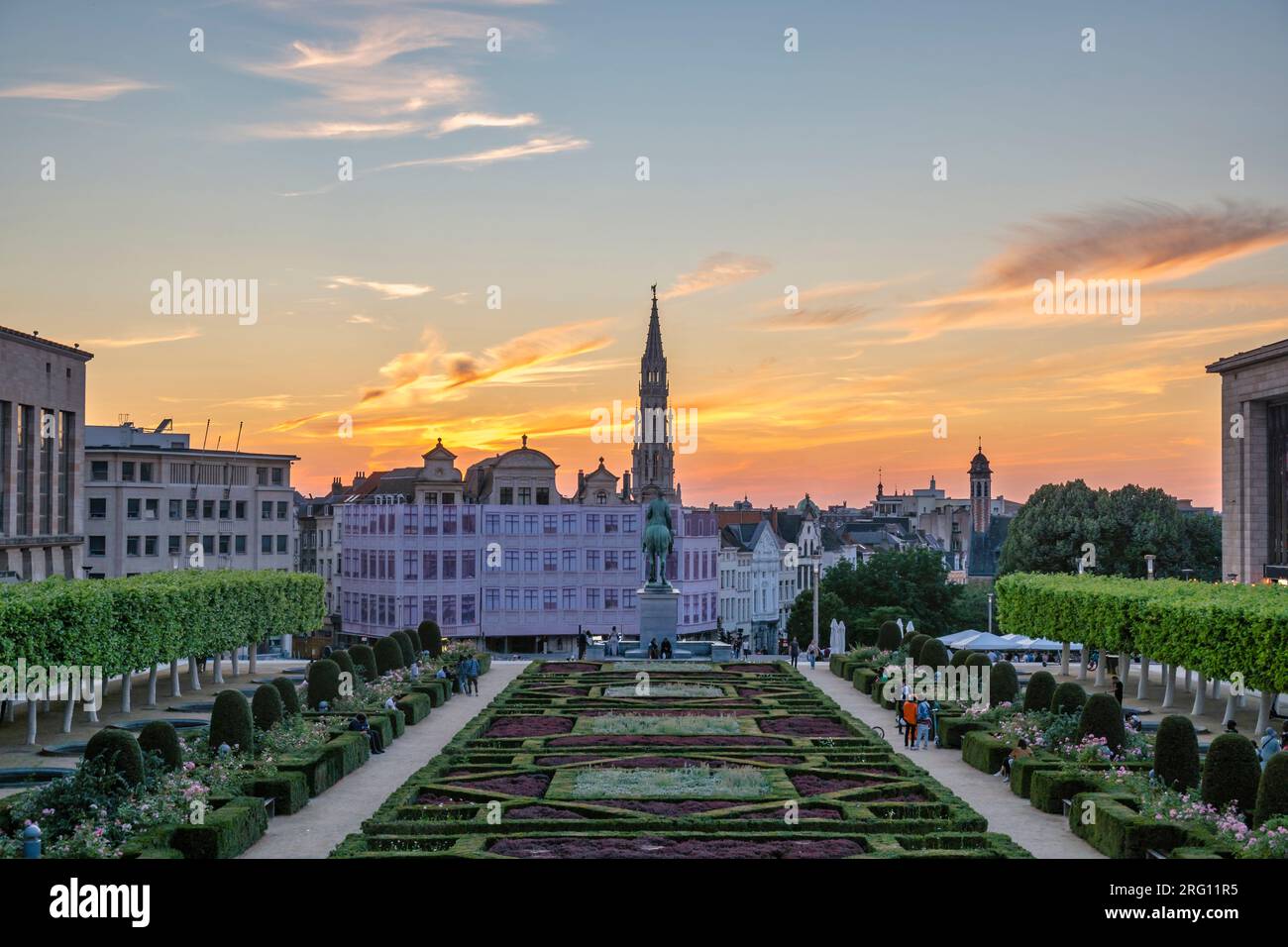 Bruxelles Belgio, skyline della città al tramonto al Mont des Arts Garden Foto Stock