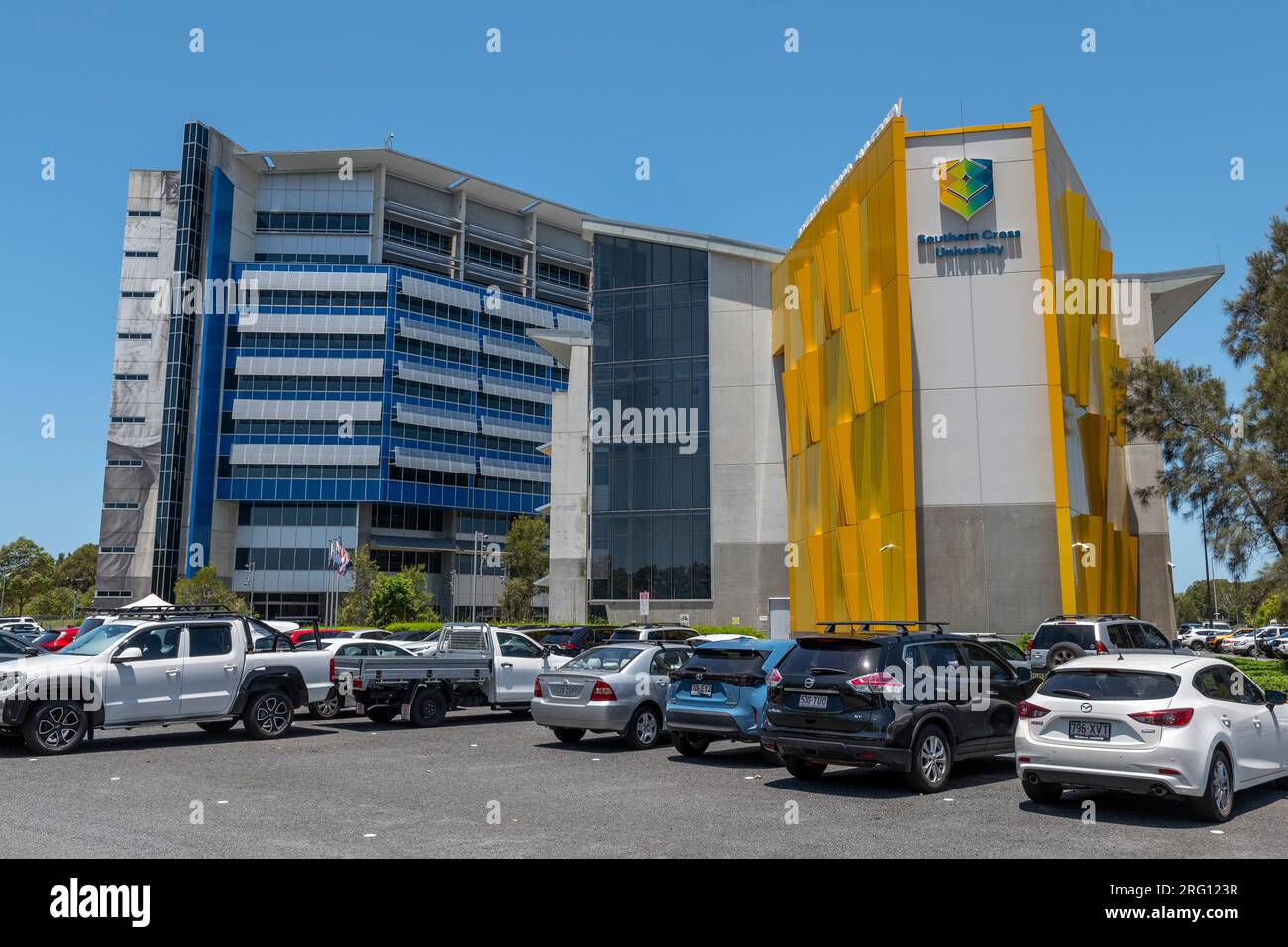 Il campus della Gold Coast della Southern Cross University si trova a Coolangatta, ad appena 400 metri dalla spiaggia di North Kirra e adiacente all'aeroporto di Gold Coast Foto Stock