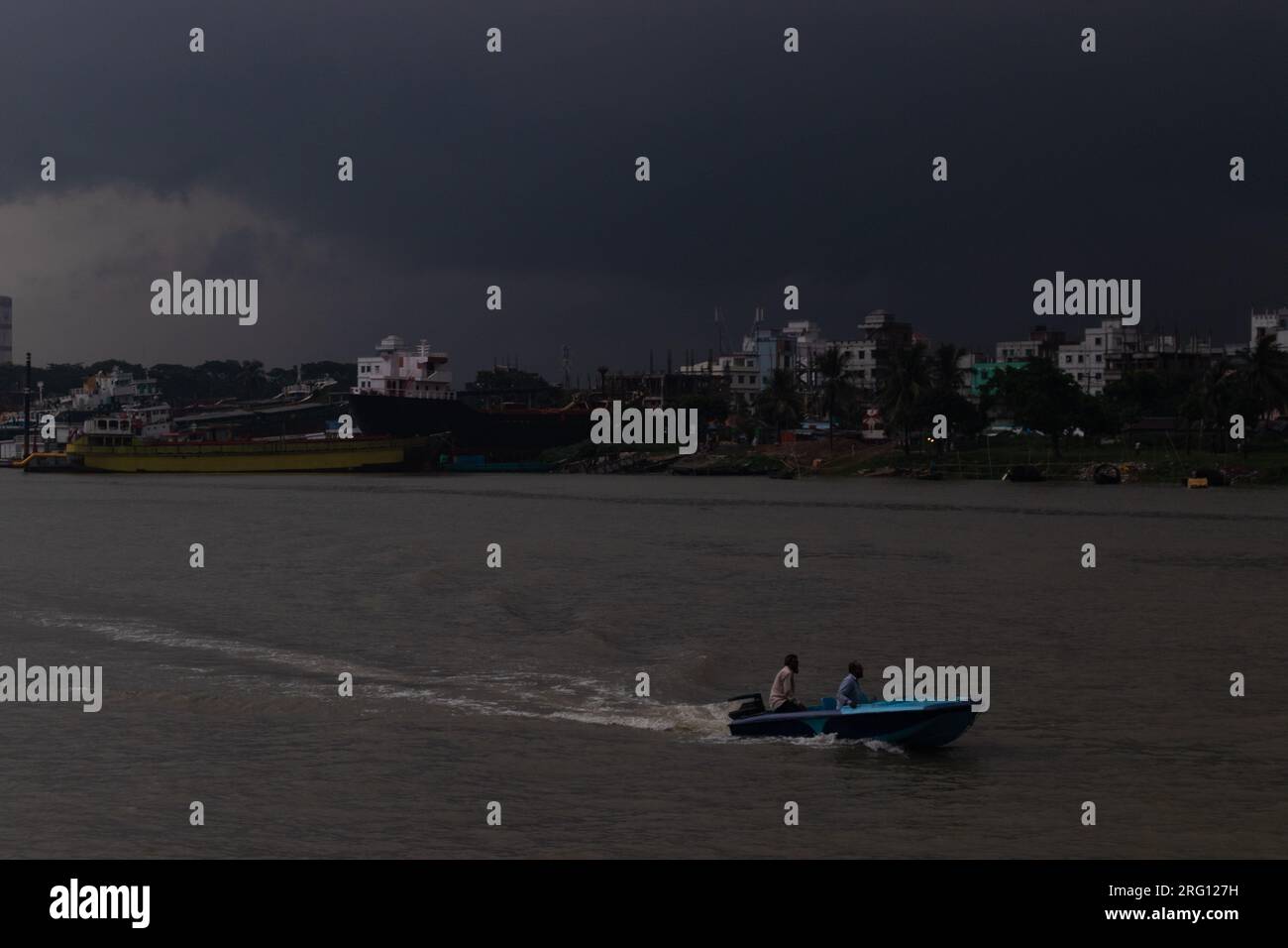 Narayanganj, Dacca, Bangladesh. 7 agosto 2023. I residenti attraversano il fiume Shitalakhya con barche di legno a Narayanganj, Bangladesh, in un giorno di pioggia. La stagione dei monsoni porta forti piogge nel paese. In effetti, circa il 80% delle piogge annuali del Bangladesh si verificano da giugno a ottobre e, alla fine della stagione dei monsoni, quasi un terzo del paese è sott'acqua. Il Bangladesh è un paese molto umido, che riceve in media circa 2.200 millimetri (mm) di precipitazioni all'anno. (Immagine di credito: © Joy Saha/ZUMA Press Wire) SOLO USO EDITORIALE! Non per USO commerciale! Foto Stock