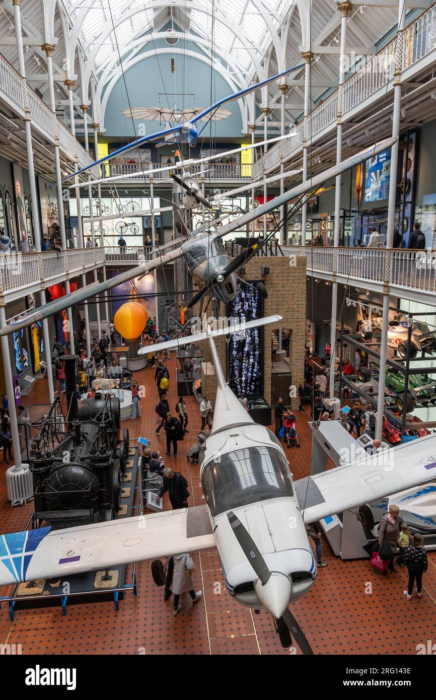 Galleria di scienza e tecnologia con velivoli al National Museum of Scotland di Edimburgo, Scozia, Regno Unito. Foto Stock