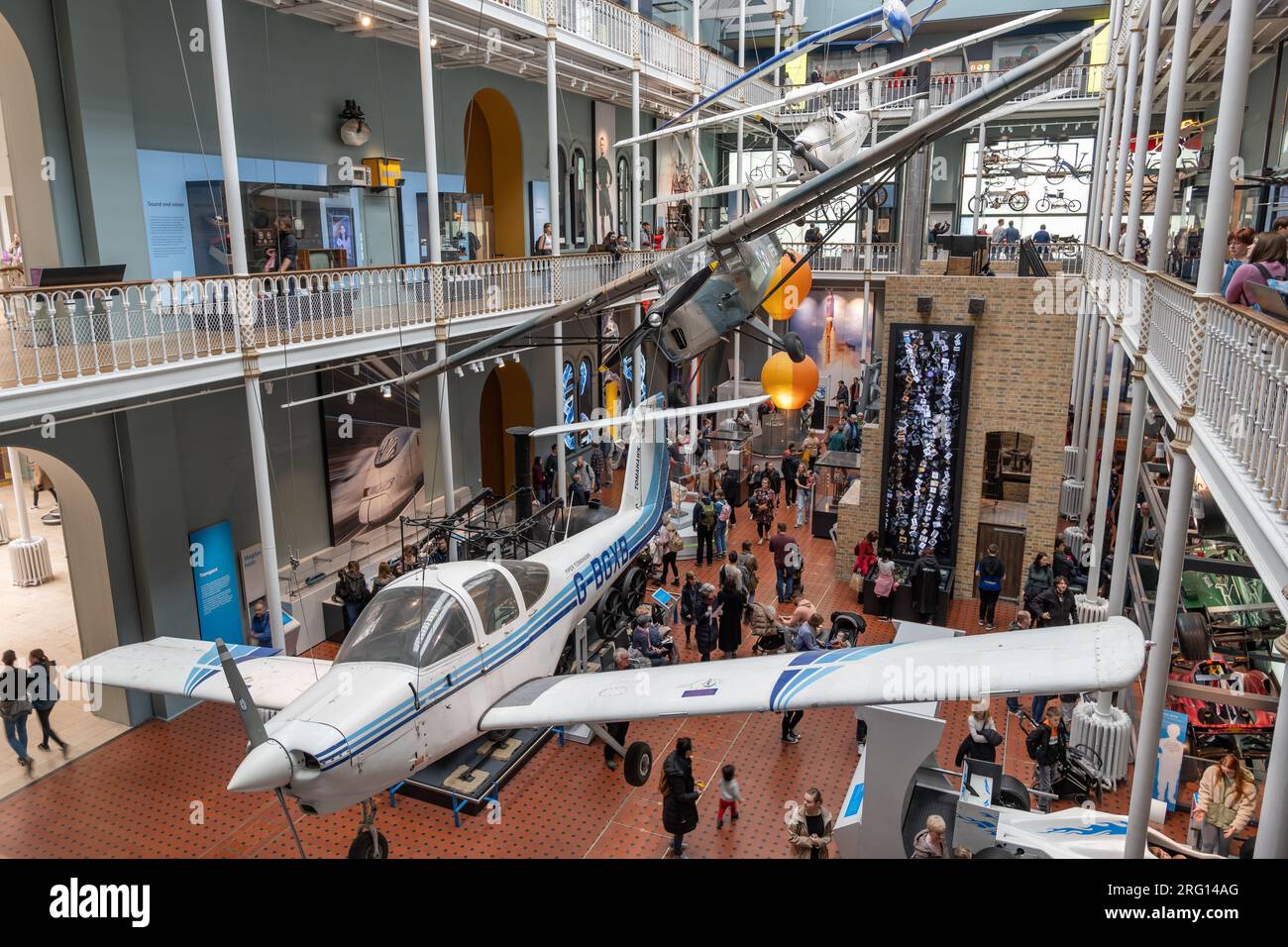 Galleria di scienza e tecnologia con velivoli al National Museum of Scotland di Edimburgo, Scozia, Regno Unito. Foto Stock