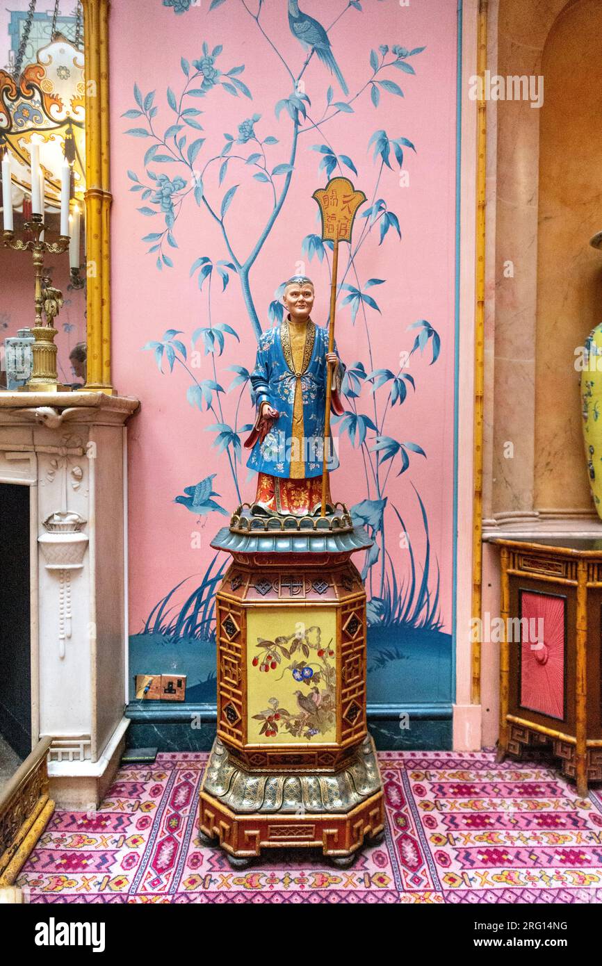 Figura in argilla di un uomo cinese, Long Gallery, Royal Pavilion (Brighton Pavilion), Brighton, Inghilterra Foto Stock