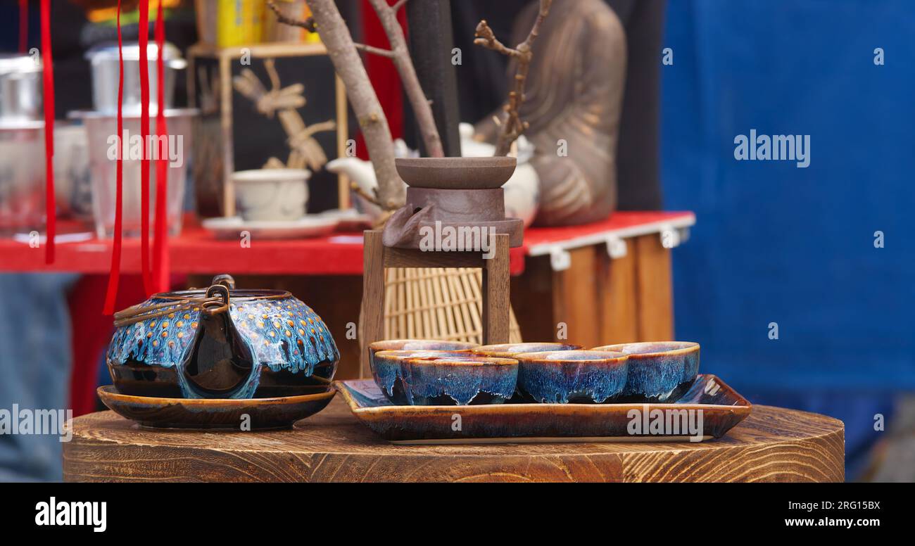 Teiera e ciotole in mostra in una bancarella che vende una varietà di ceramiche nella piazza del mercato nel centro di Praga Foto Stock