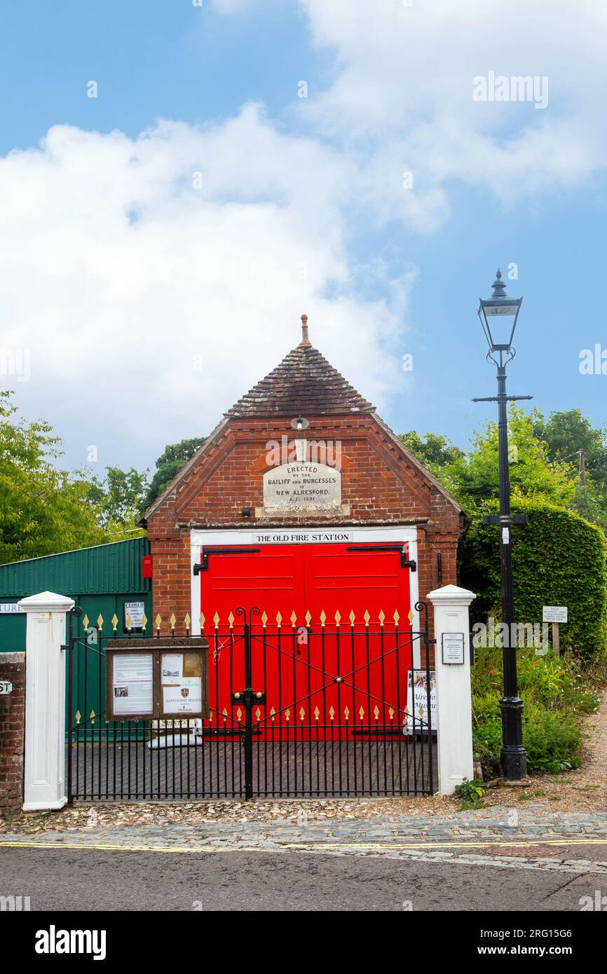 La vecchia caserma dei vigili del fuoco nel villaggio di Alresford nell'Hampshire Foto Stock