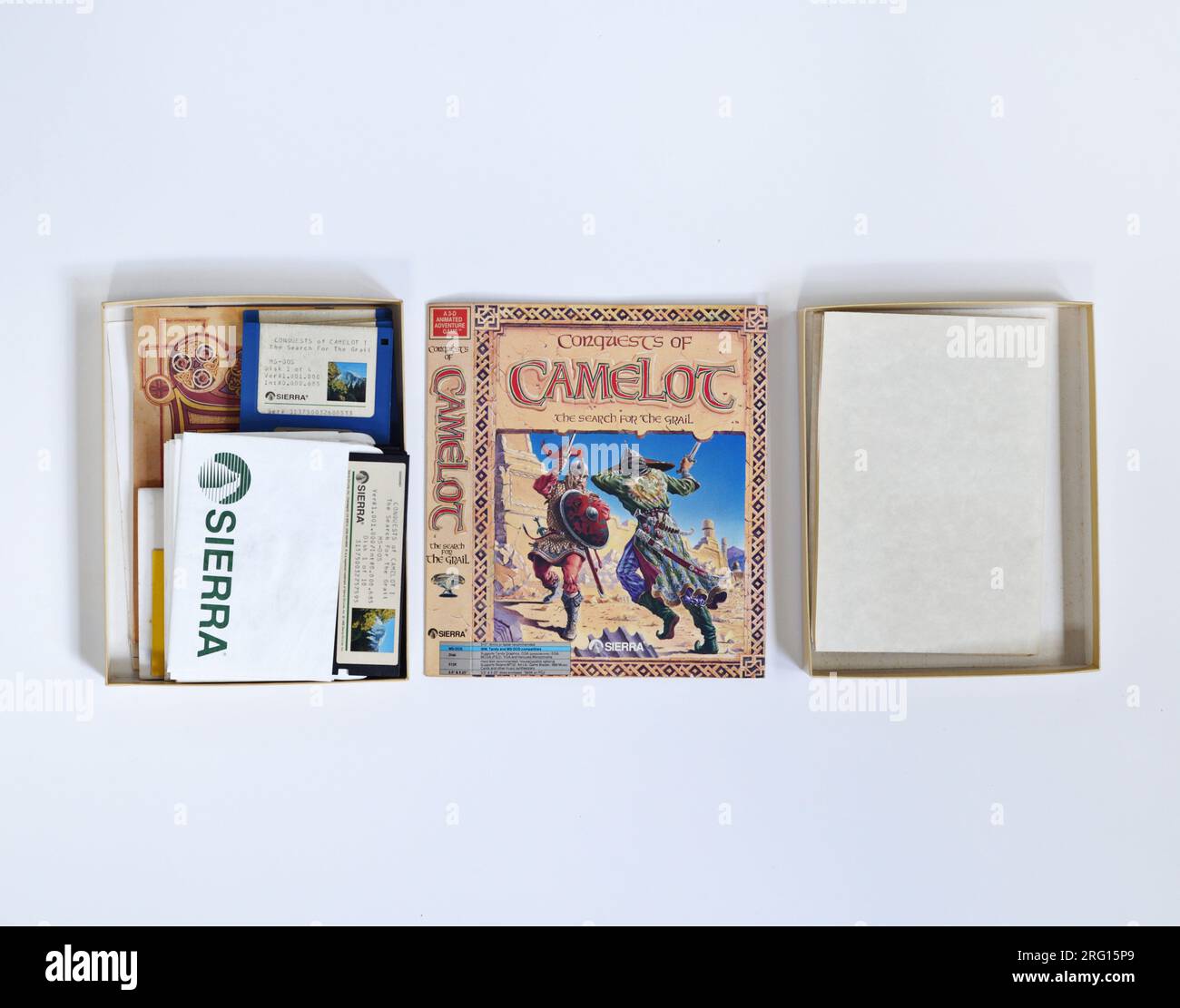 Conquests of Camelot: The Search for the Grail; di Sierra, contenuto della scatola del gioco aperto che mostra i floppy disk impilati all'interno, copertina e manuale Foto Stock