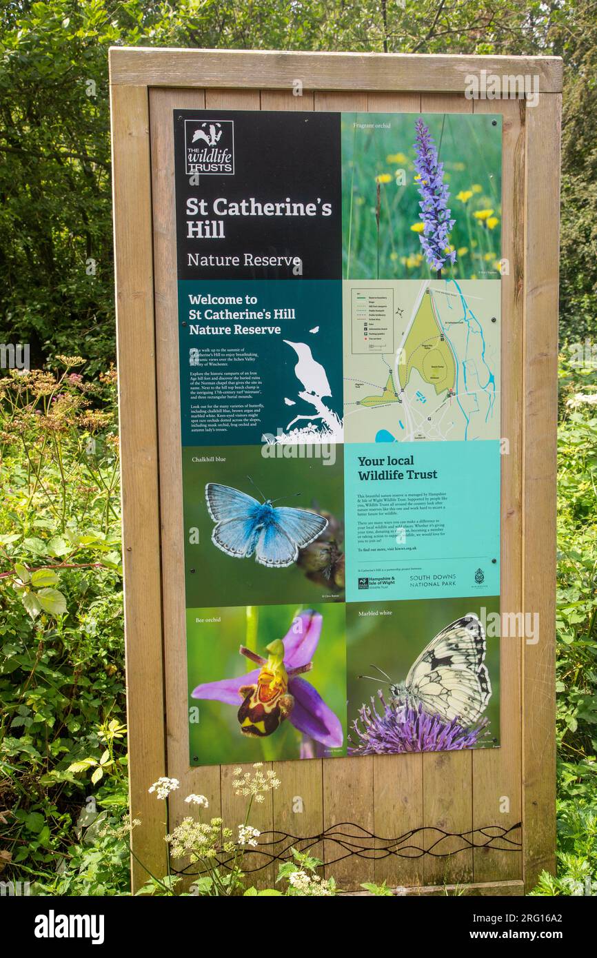 Cartello informativo ai piedi della riserva naturale nazionale di St Catherine's Hill vicino a Winchester, Hampshire, Inghilterra, Regno Unito Foto Stock