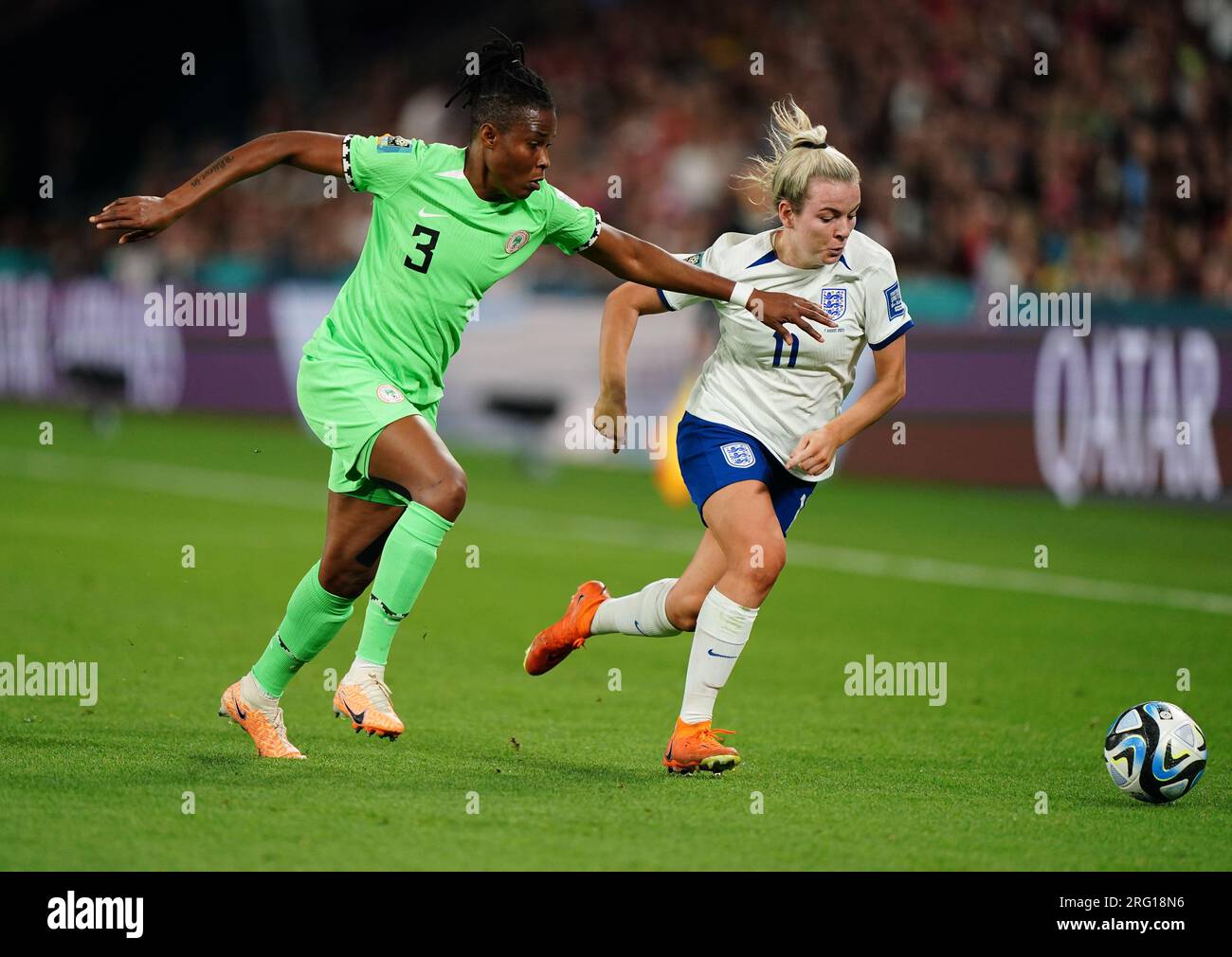 La Nigeria Osinachi Ohale e l'Inghilterra Lauren Hemp (a destra) combattono per la palla durante la Coppa del mondo femminile FIFA, Round of 16 match allo stadio di Brisbane, Australia. Data immagine: Lunedì 7 agosto 2023. Foto Stock